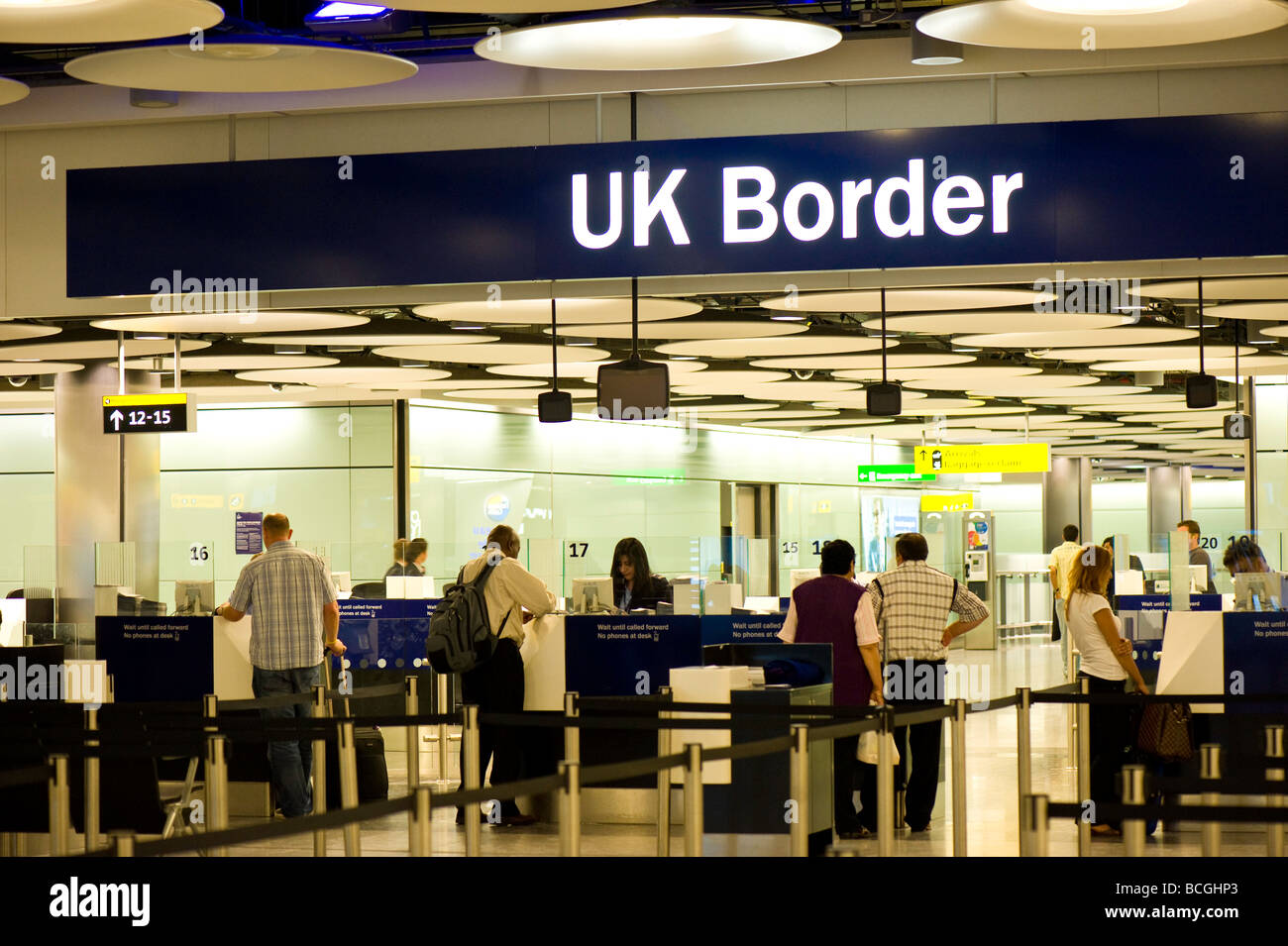 UK Border Control en la Terminal 5 del aeropuerto de Heathrow de Londres Reino Unido Foto de stock