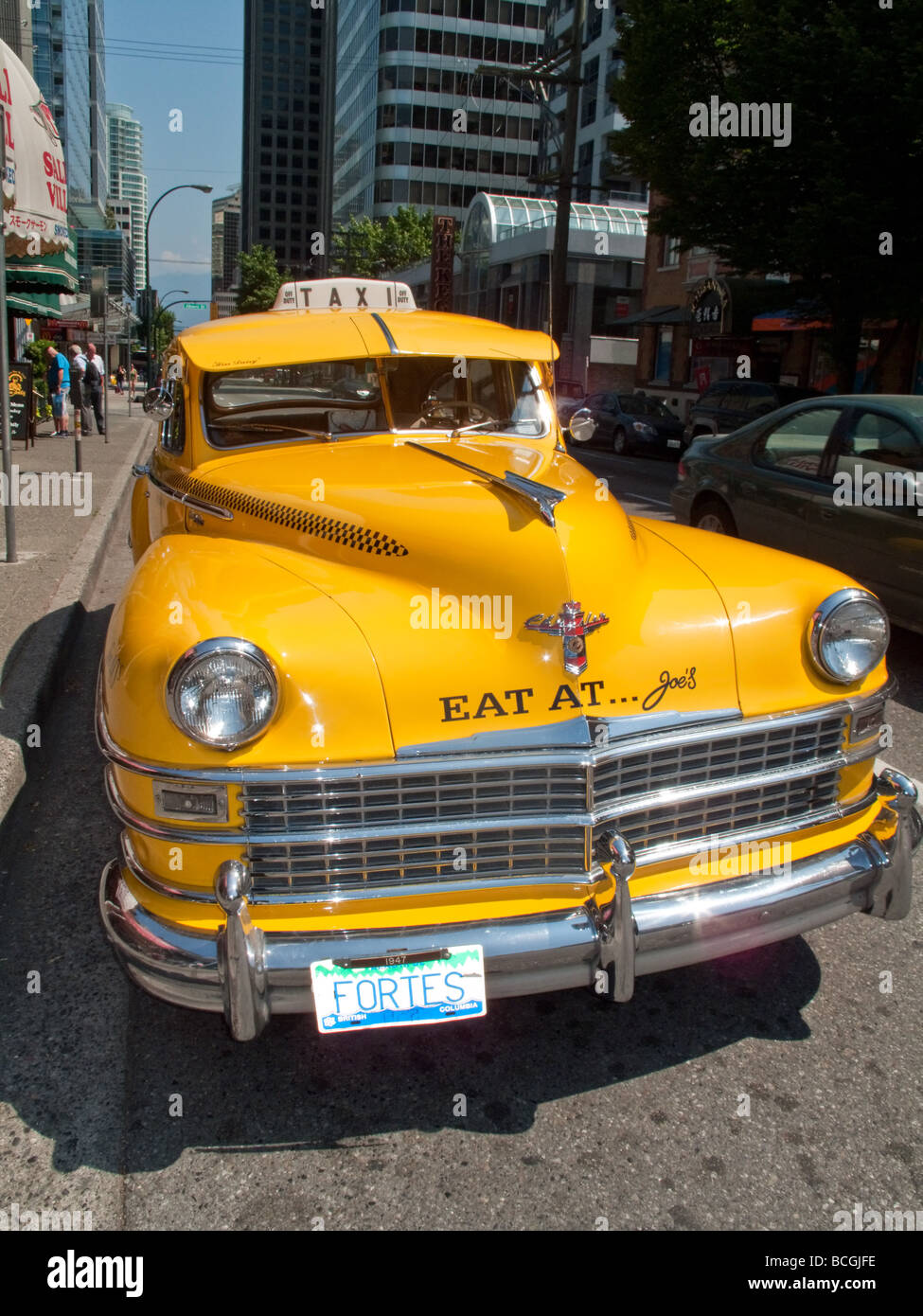 Taxi amarillo nerar Robson Street, en el centro de la ciudad de Vancouver Canadá América del Norte Foto de stock