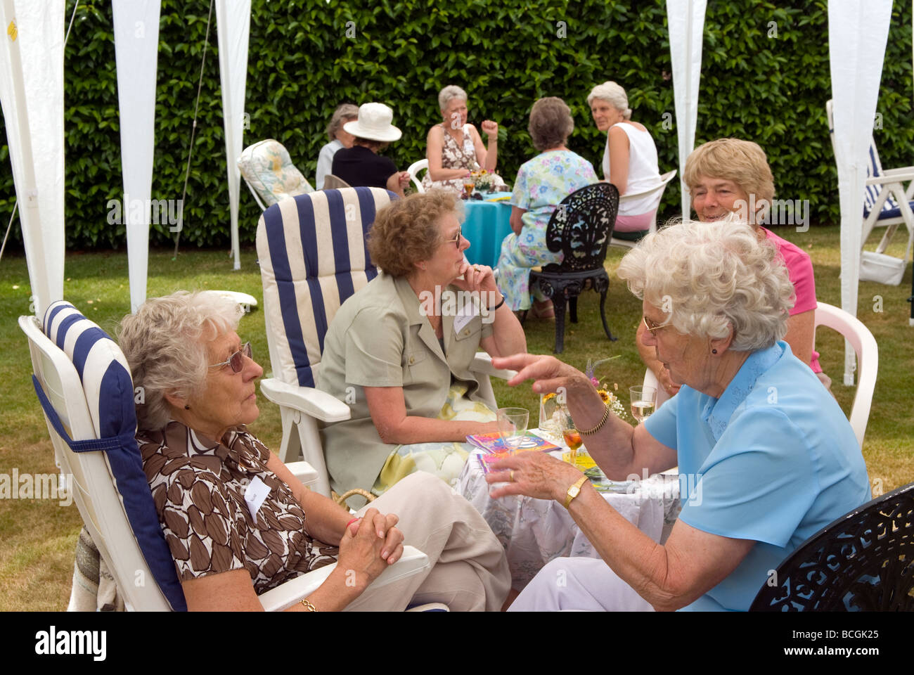 Esposas Club celebrarán el 60 aniversario con una fiesta en el jardín, Haslemere, Surrey, Reino Unido. Foto de stock