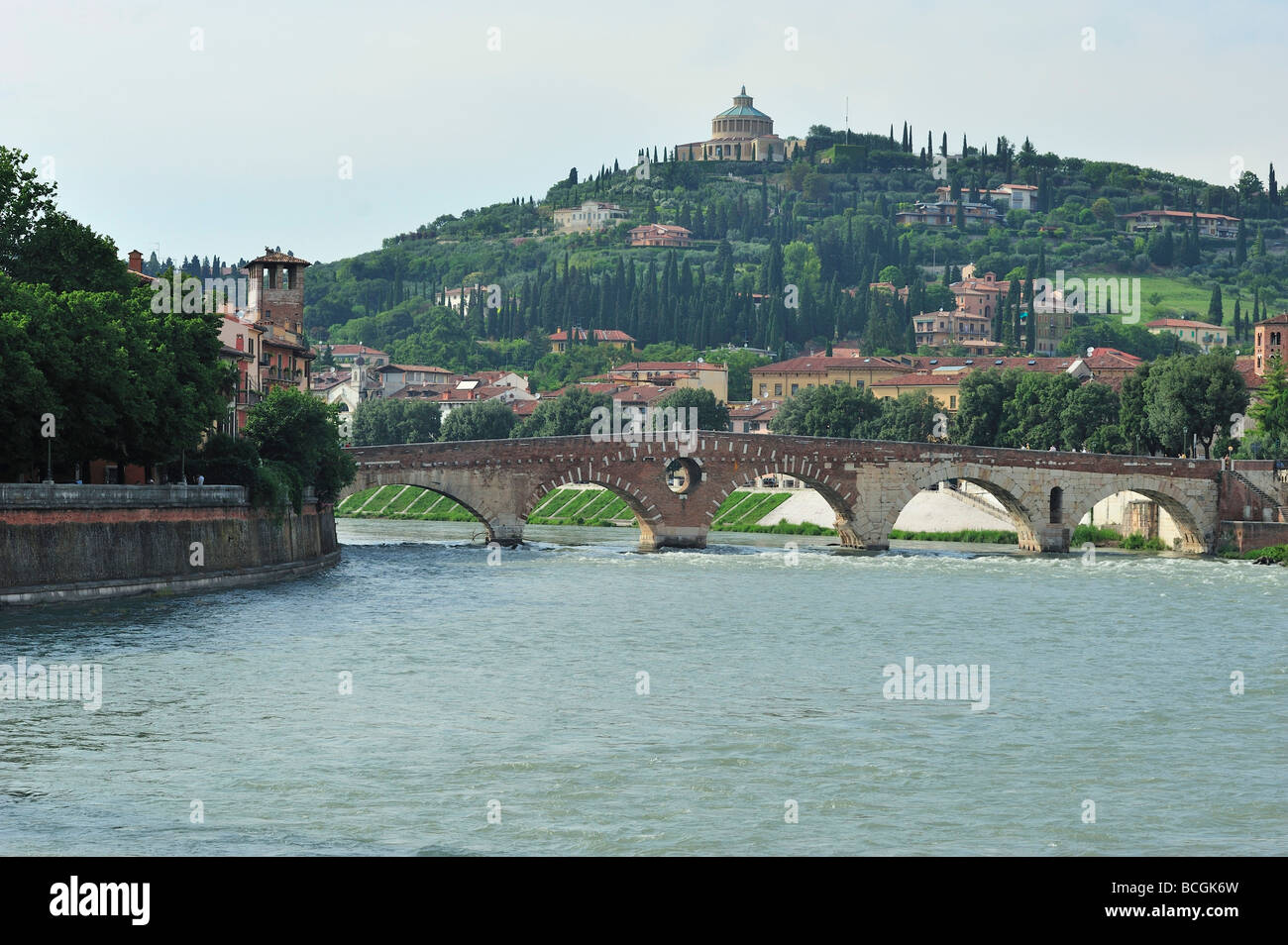Ponte Pietra, Verona, provincia de Verona, Véneto, Italia Foto de stock