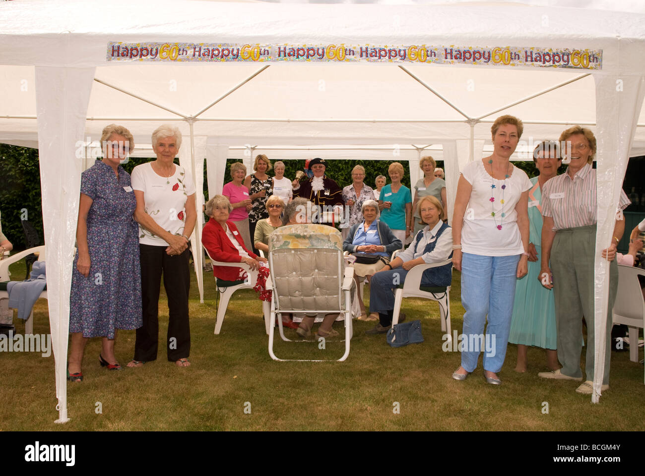 Esposas Club celebrarán el 60 aniversario con una fiesta en el jardín, Haslemere, Surrey, Reino Unido. Foto de stock