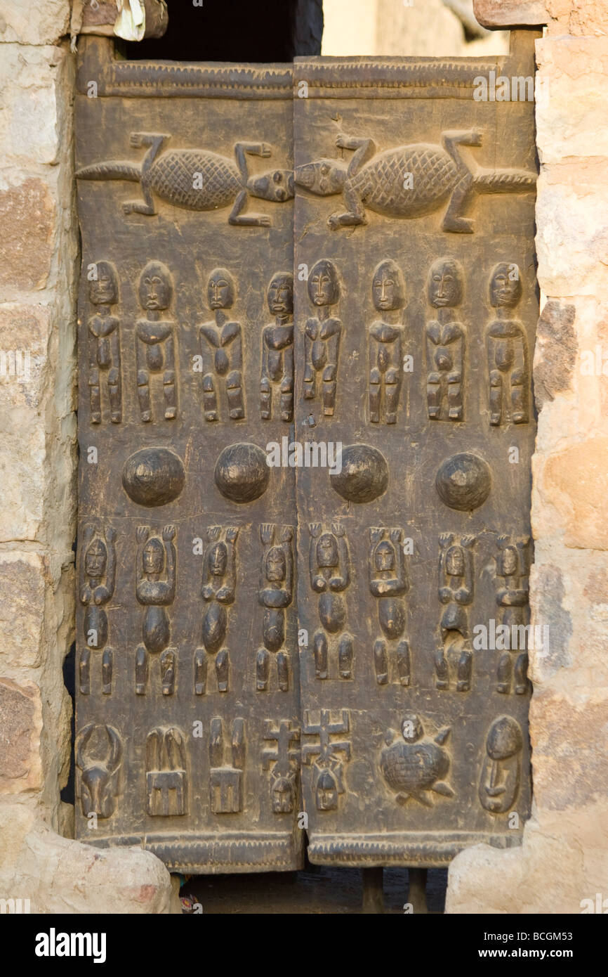 Puerta de madera tallada tradicional en Pays Dogon en Malí Foto de stock