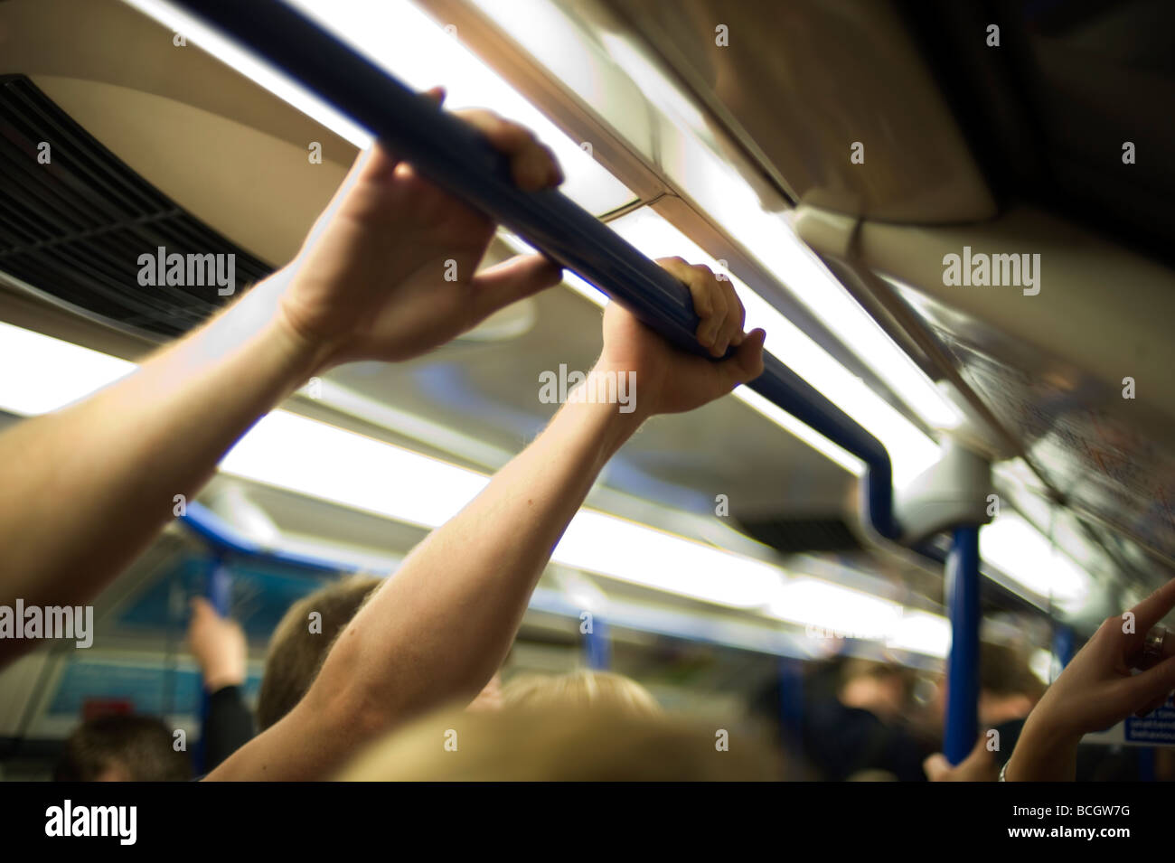 Metro de Londres Viajes comute aplastar hacinamiento Piccadilly line caliente órganos straphanging sudor huele toque calor Foto de stock