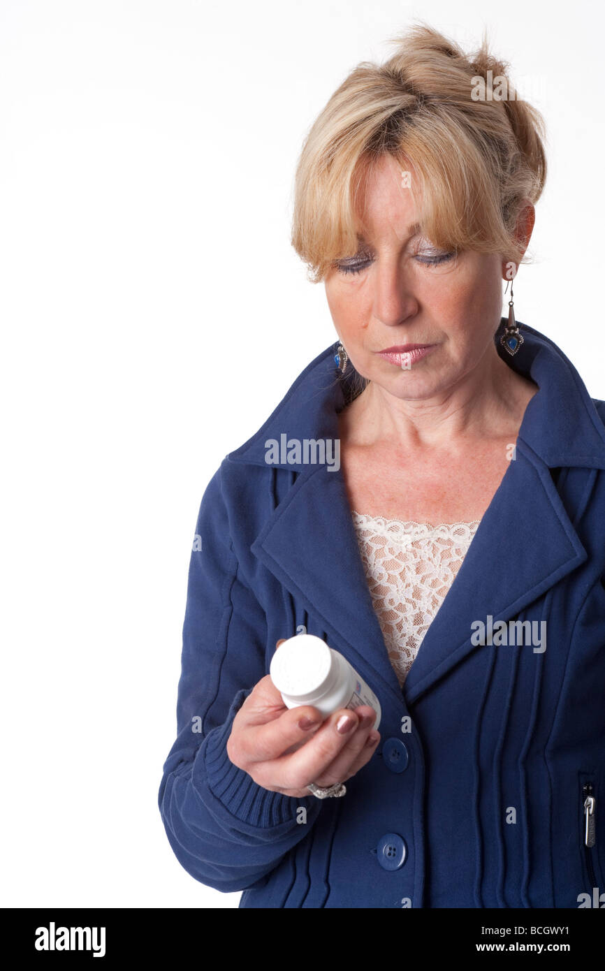 Mujer senior con un bote de medicinas en su mano Foto de stock