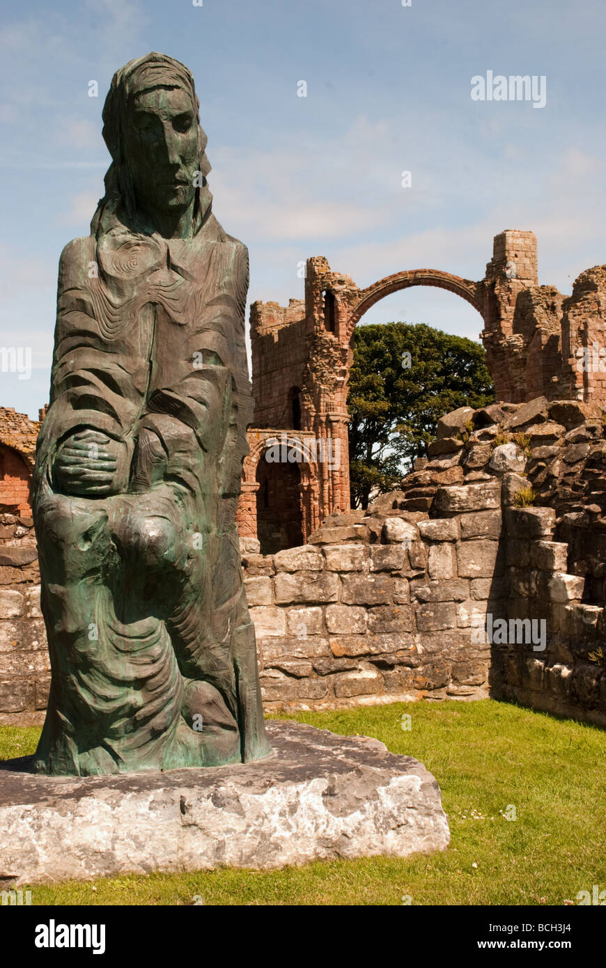 Estatua de San Aiden de Lindisfarne Priory Foto de stock
