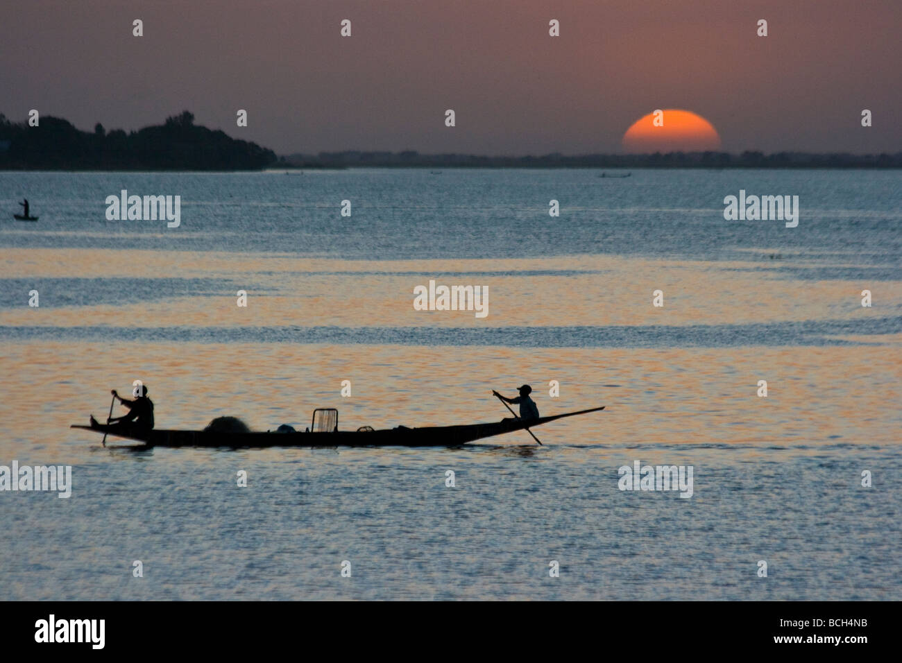 Barco de pesca en el río Bani en Segou Malí Foto de stock