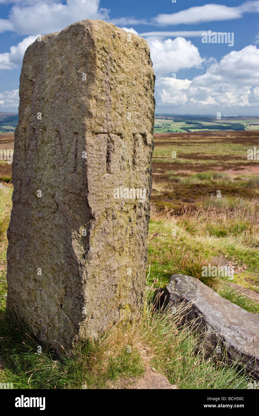 Lanshaw Lad, una frontera de piedra en Ilkley Moor, Yorkshire, Reino Unido Foto de stock