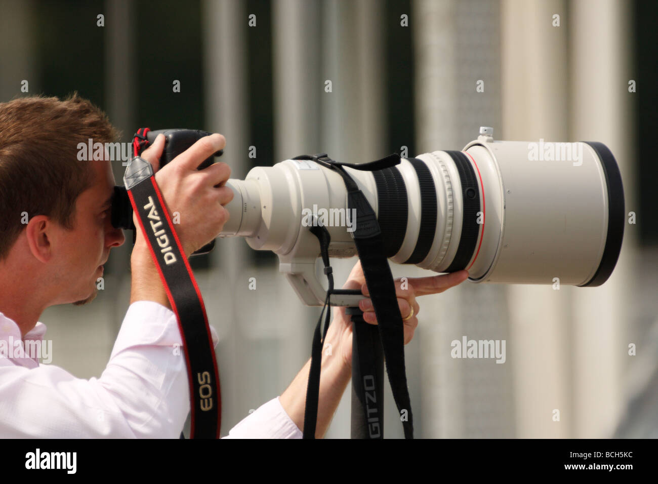 Photographer long canon telephoto lens fotografías e imágenes de alta  resolución - Alamy
