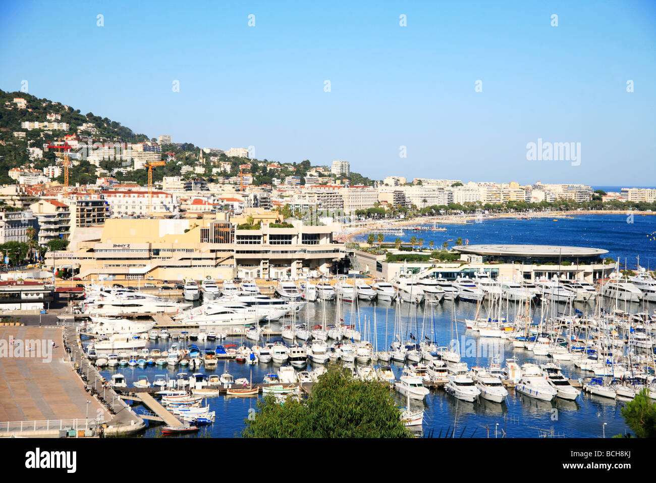 Old Harbour y del Palais de Festivals sede del Festival de Cine de Cannes Foto de stock