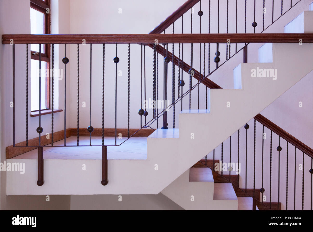 Escalera contemporánea con hierro forjado y madera barandilla pasamanos  Fotografía de stock - Alamy