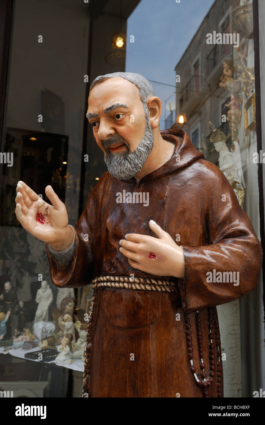 Monte Sant' Angelo Apulia Italia Región de Gargano estatua del Padre Pío,  mostrando los estigmas en sus manos Fotografía de stock - Alamy