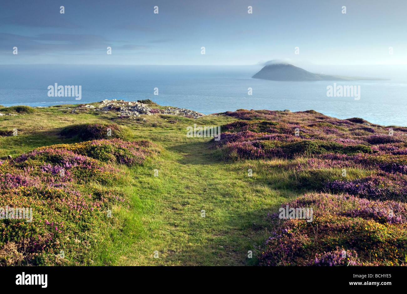 La solución de nube durante la cumbre de la isla de Bardsey en la punta de la península de Lynn Gales UK Foto de stock