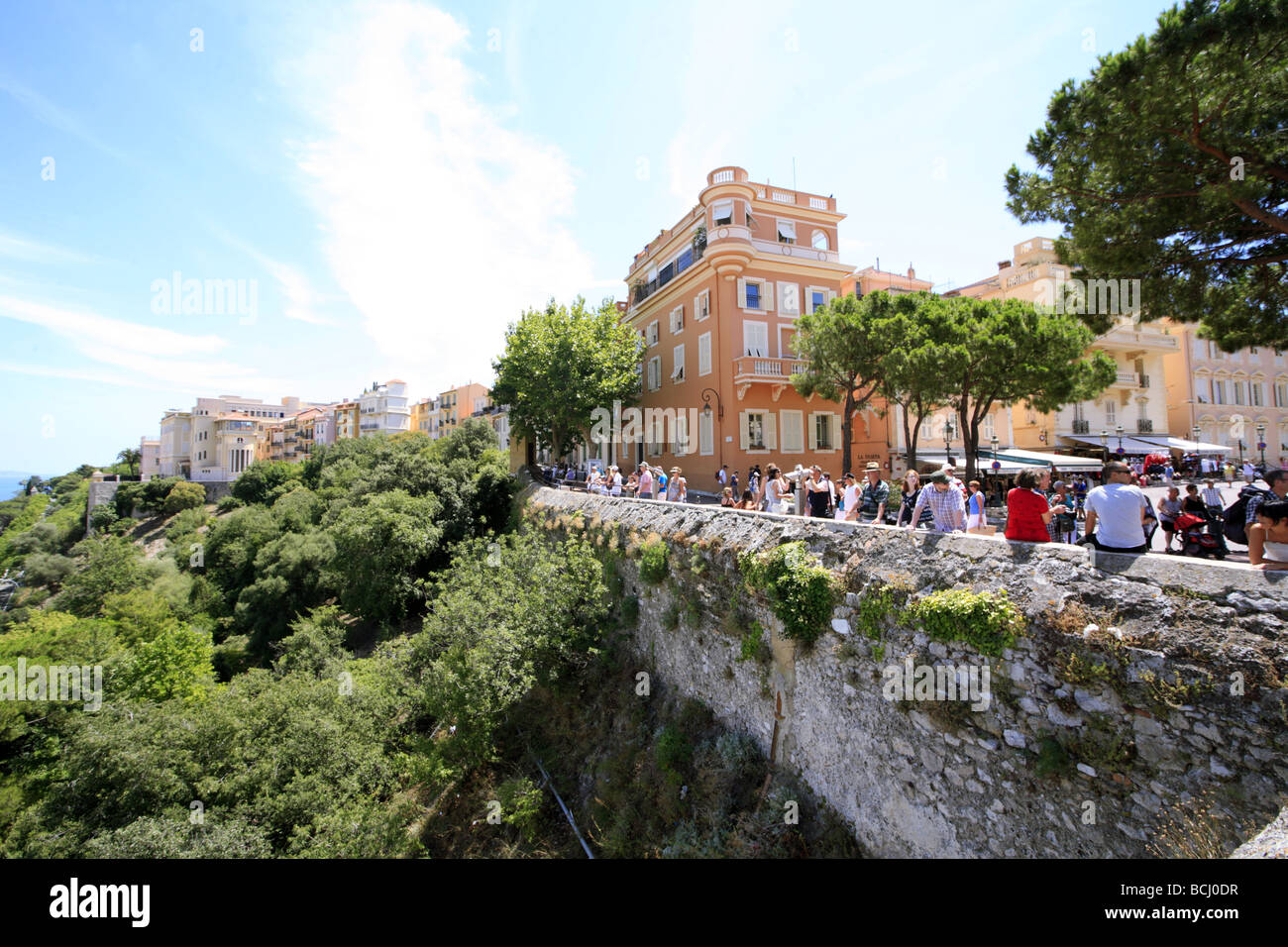 Turistas mirando vista del puerto de Monte Carlo de la Roca de Mónaco Foto de stock