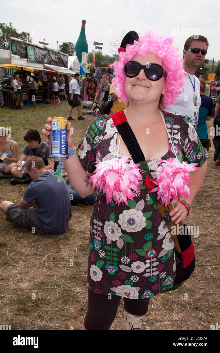 Mujer vistiendo una peluca rosa, disfraces en el festival de Glastonbury  2009 Fotografía de stock - Alamy