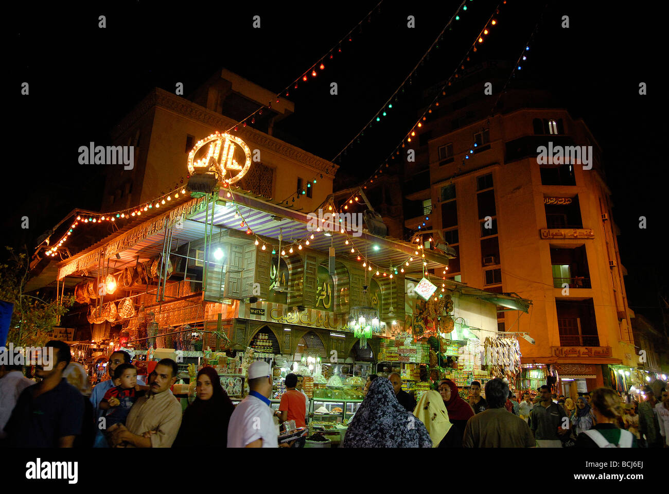 Durante el Ramadán, la gente come en la noche y los egipcios les encanta ir a salir en busca de alimentos y tés.Khan Al Khalili es especialmente popular en la noche Foto de stock
