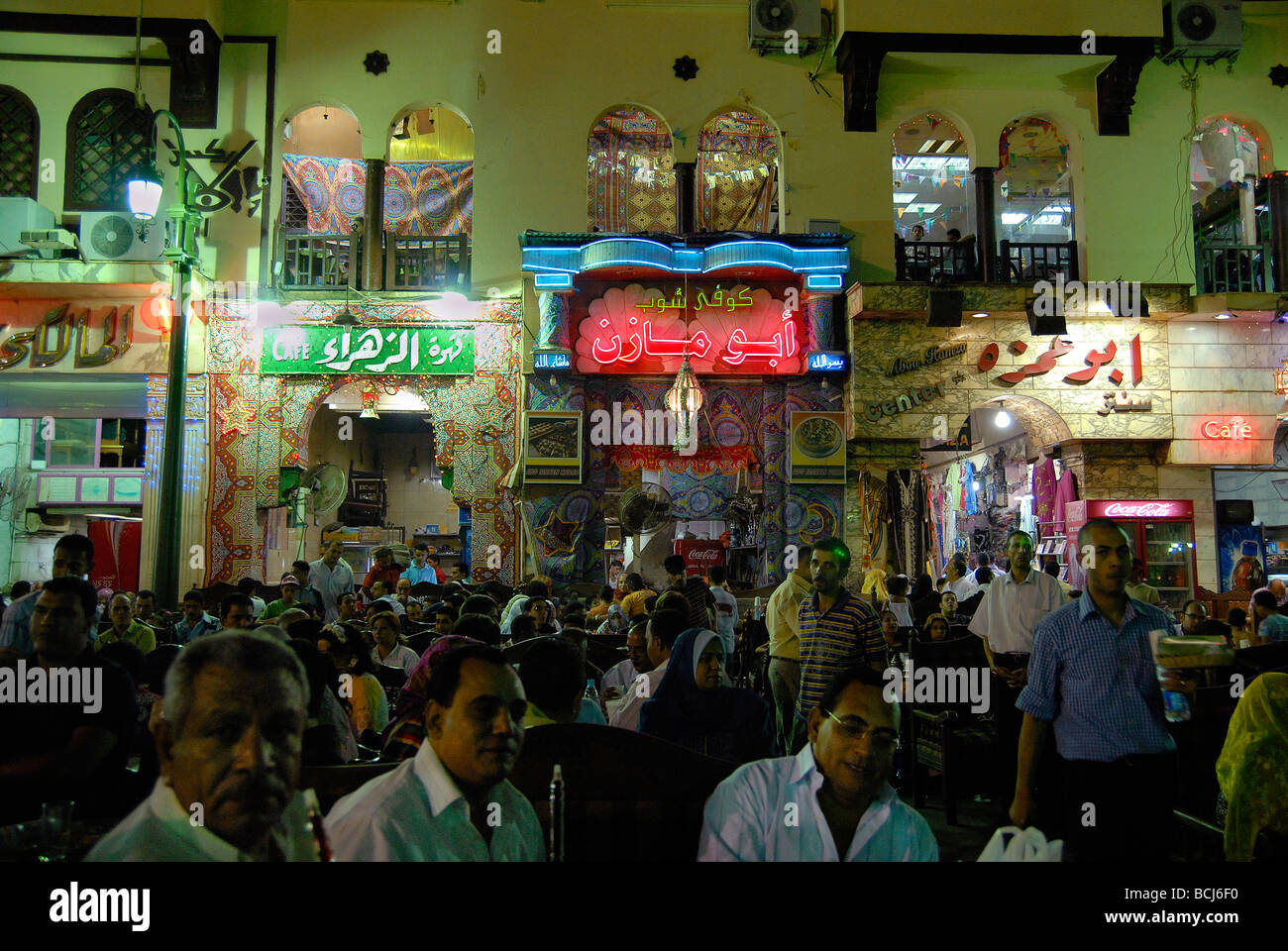 Durante el Ramadán, la gente come en la noche y los egipcios les encanta ir a salir en busca de alimentos y tés.Khan Al Khalili es especialmente popular en la noche Foto de stock