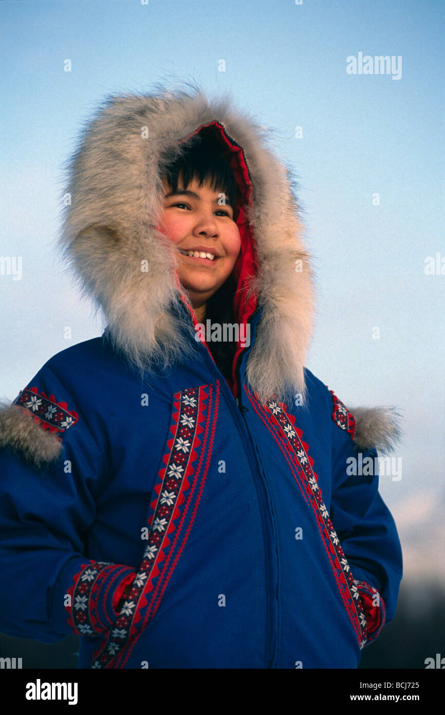 Nativo de Alaska Yupik chica con vestimenta tradicional parka AK
