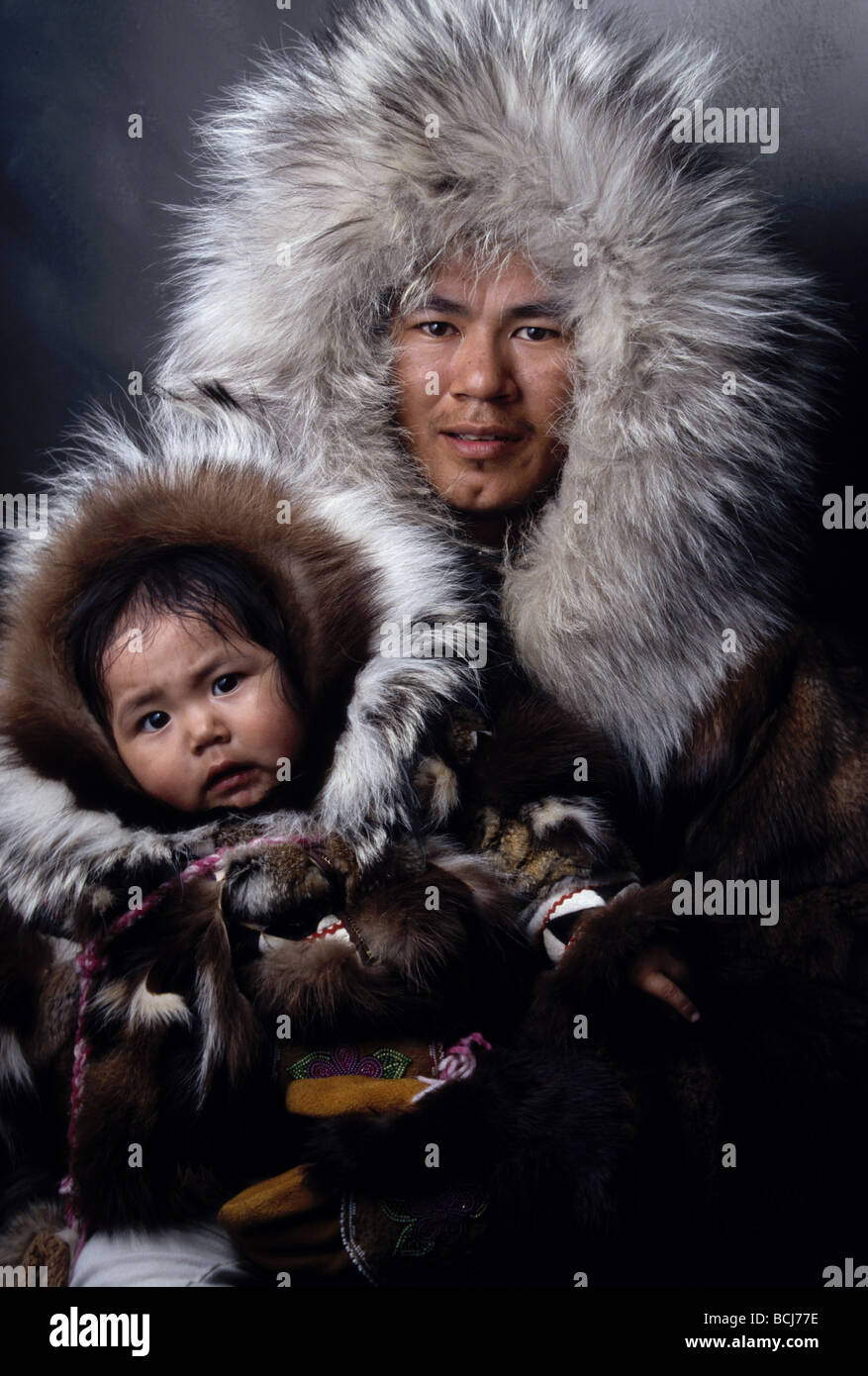 Retrato del hombre esquimal e infante hija Barrow, AK/nin Fur Parkas  Fotografía de stock - Alamy