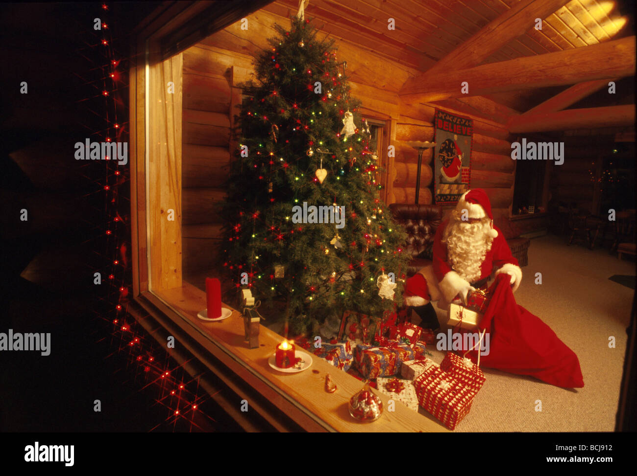 Santa Claus dando regalos de Navidad Árbol Southcentral Girdwood AK Cabaña de invierno Fotografía de stock - Alamy Santa Claus dando regalos de Navidad Árbol Southcentral Girdwood AK Cabaña de invierno Fotografía de stock - Alamy