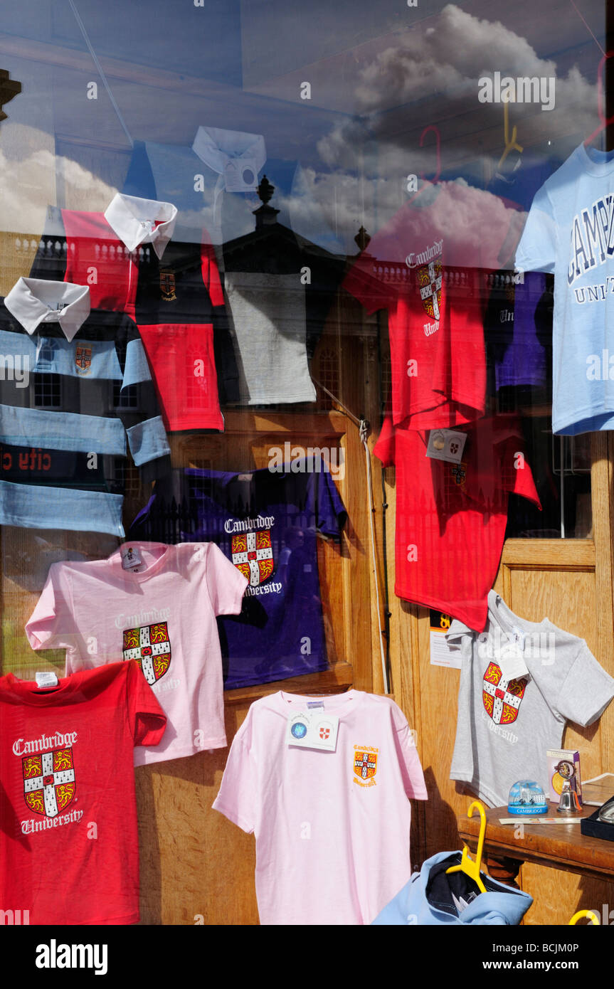 La Universidad de Cambridge camisetas para la venta en los escaparates de  las tiendas, Cambridge, Inglaterra Fotografía de stock - Alamy