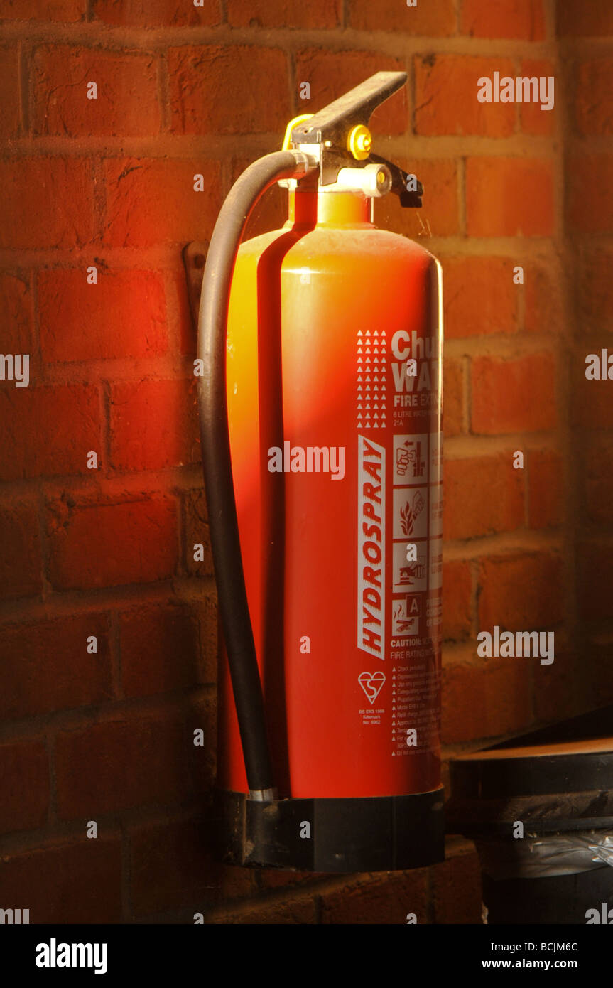 Extintor de incendios en pared fotografías e imágenes de alta resolución -  Alamy