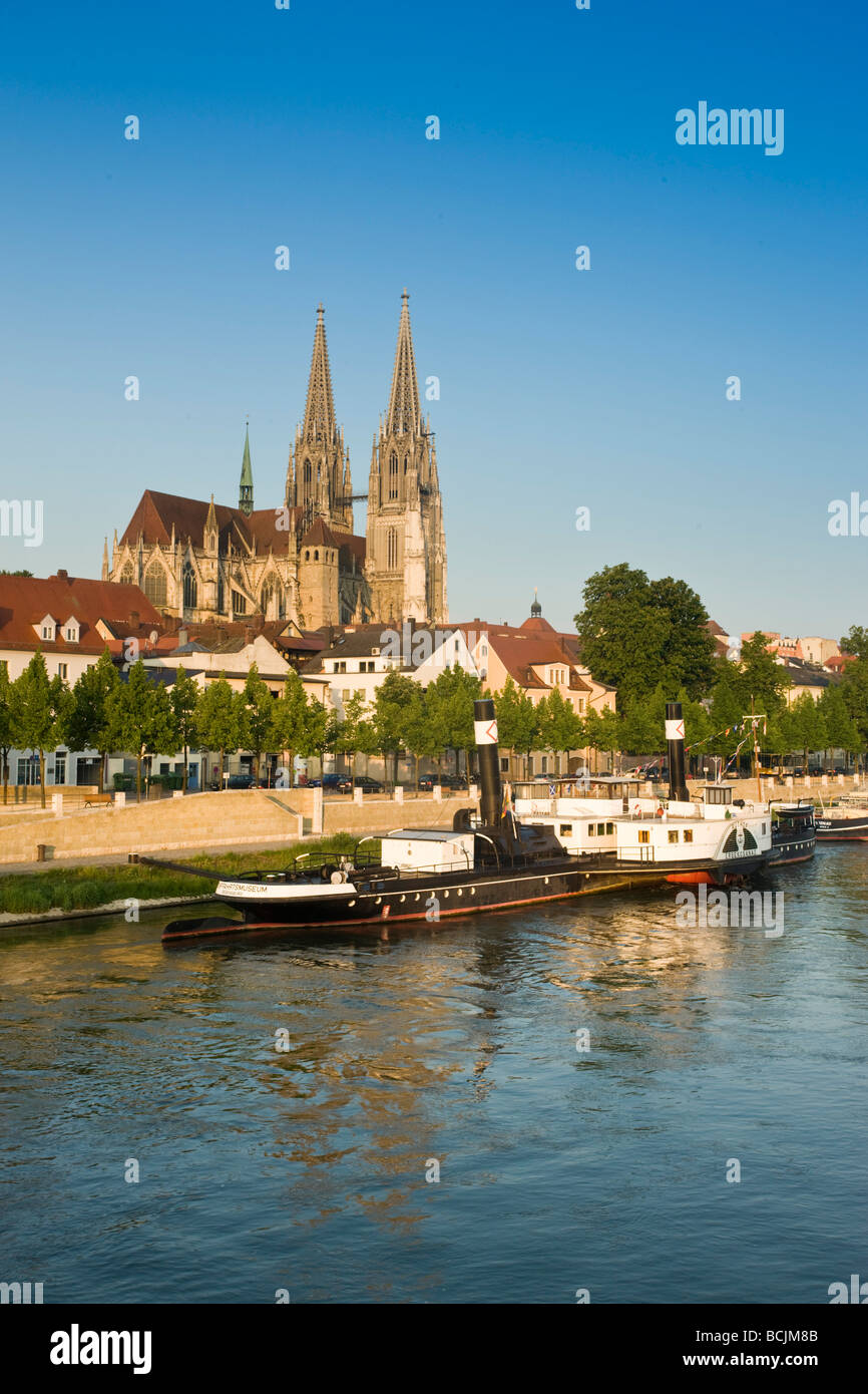 Alemania, Bayern/Baviera, Regensburg, Dom la catedral de San Pedro y la ciudad Foto de stock
