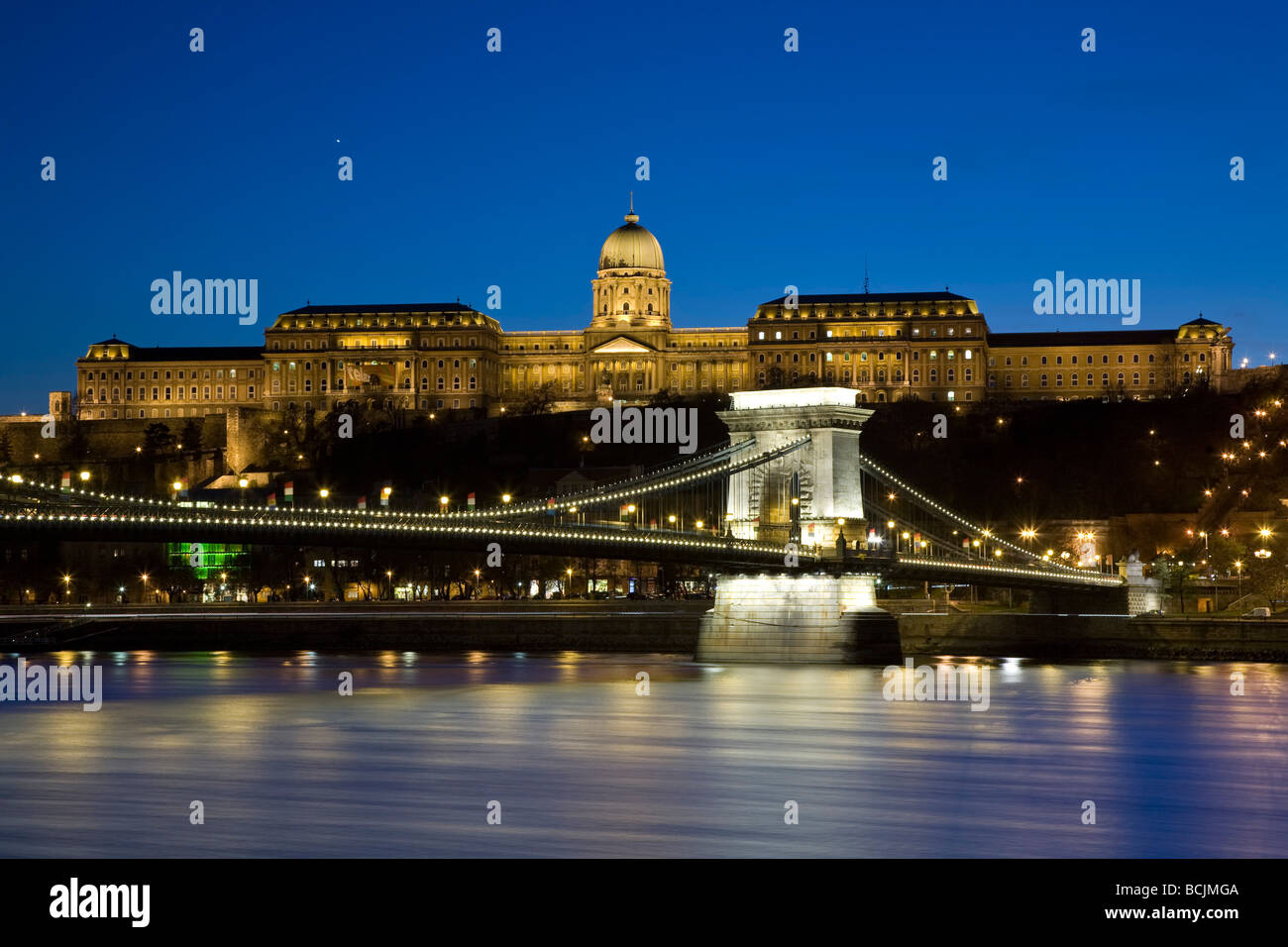 El Puente de la cadena y el Palacio Real en la Colina del Castillo, Budapest, Hungría, RF Foto de stock