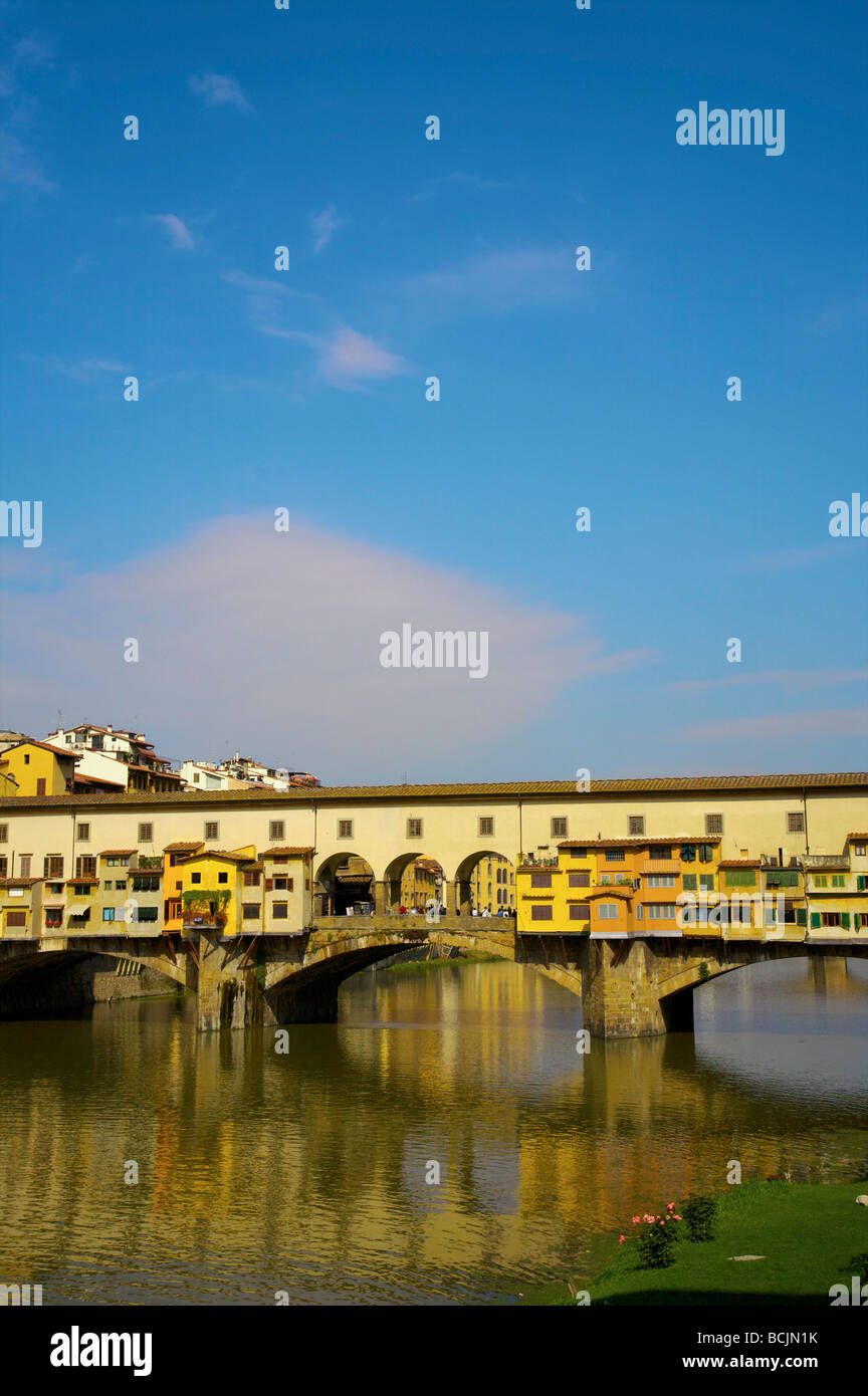 El Ponte Vecchio, el río Arno, Florencia, Italia. Foto de stock