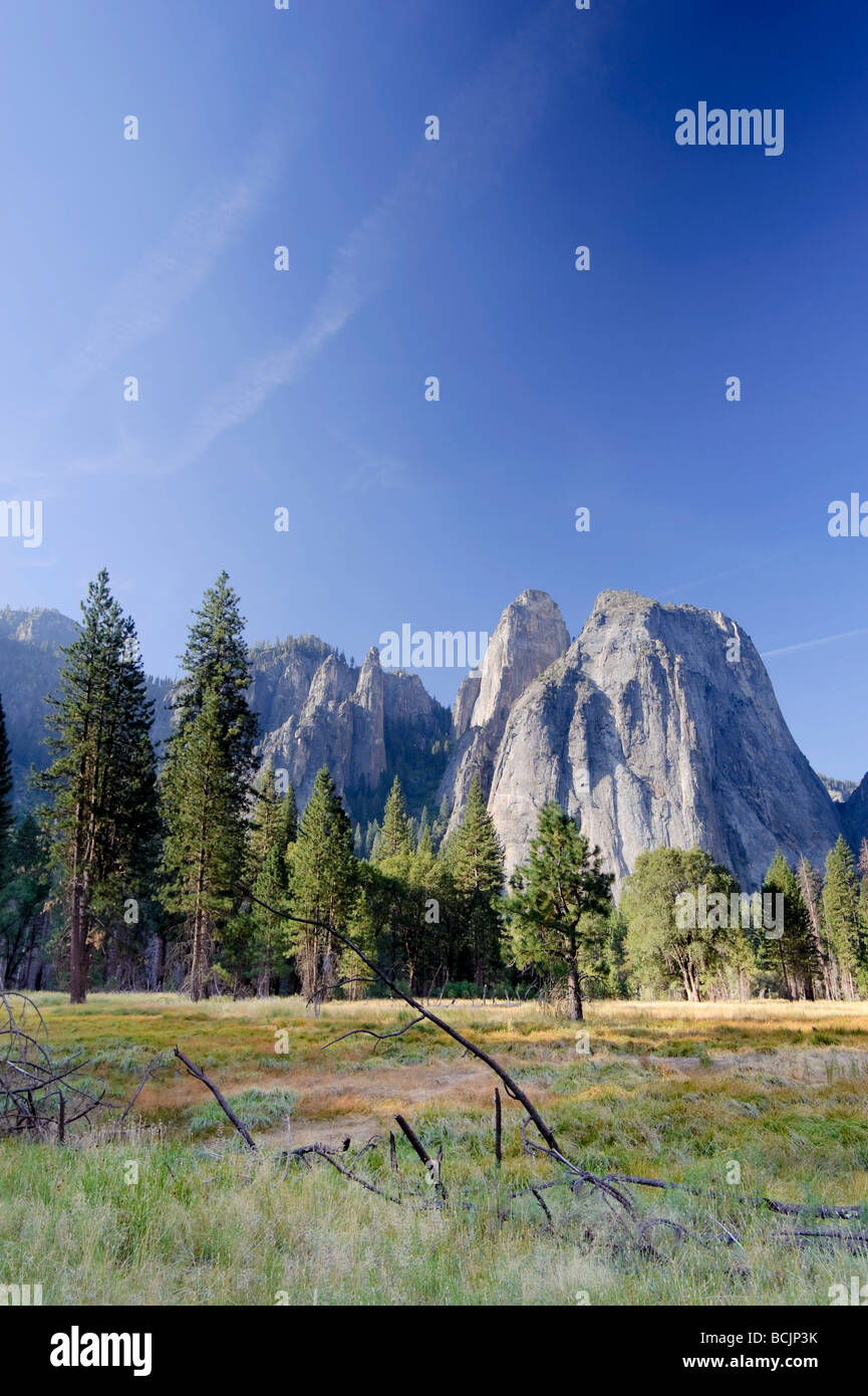 California, Estados Unidos, el Parque Nacional de Yosemite, el valle de Yosemite y pináculos de la catedral Foto de stock