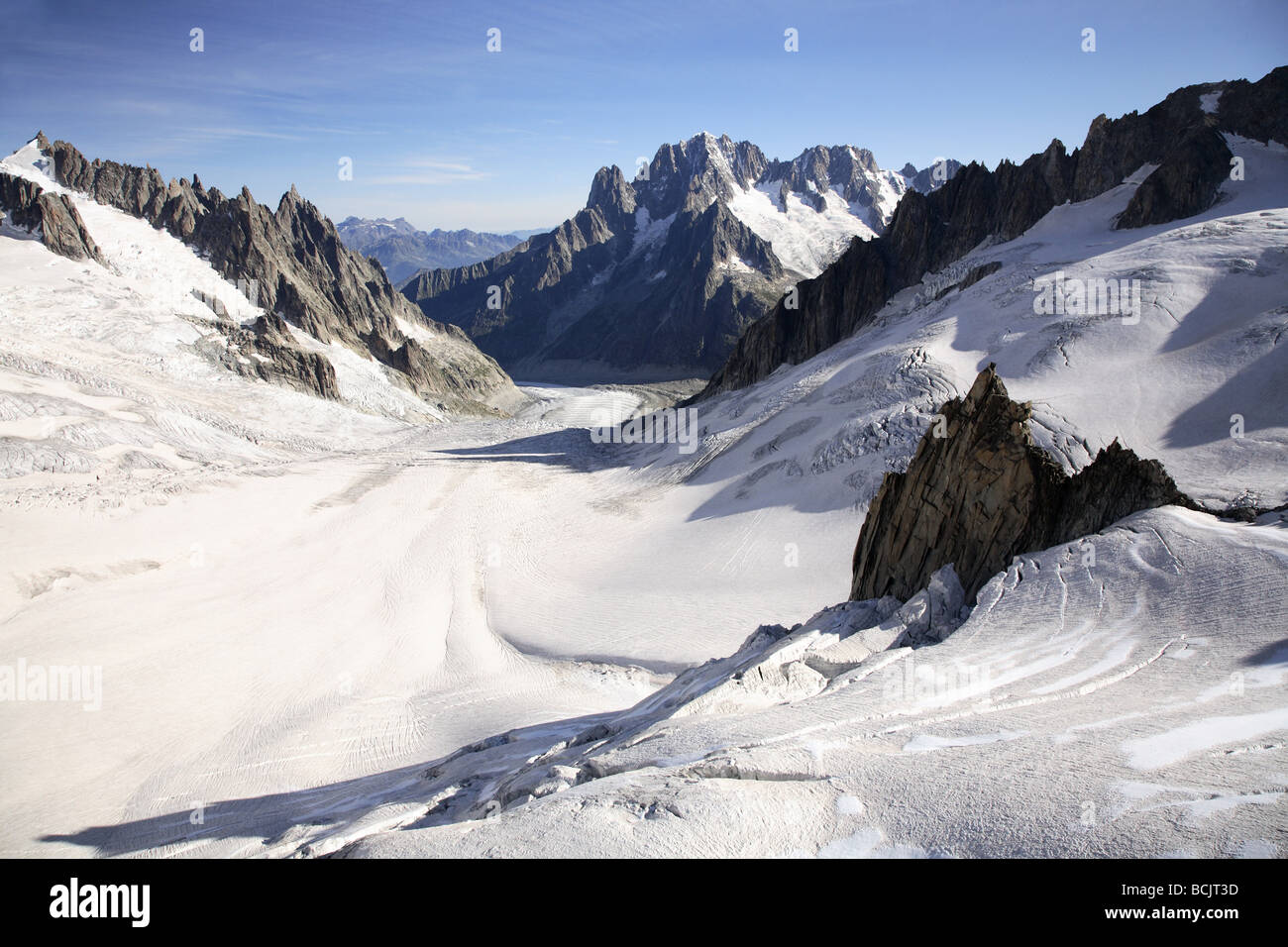 Las montañas y los glaciares cerca de Mont Blanc Foto de stock