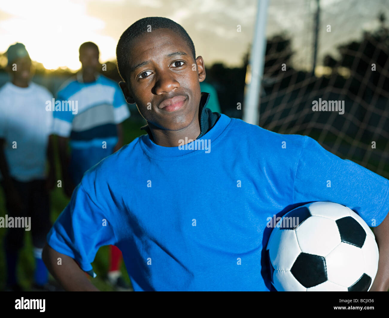 Teenage niño africano con el fútbol Foto de stock