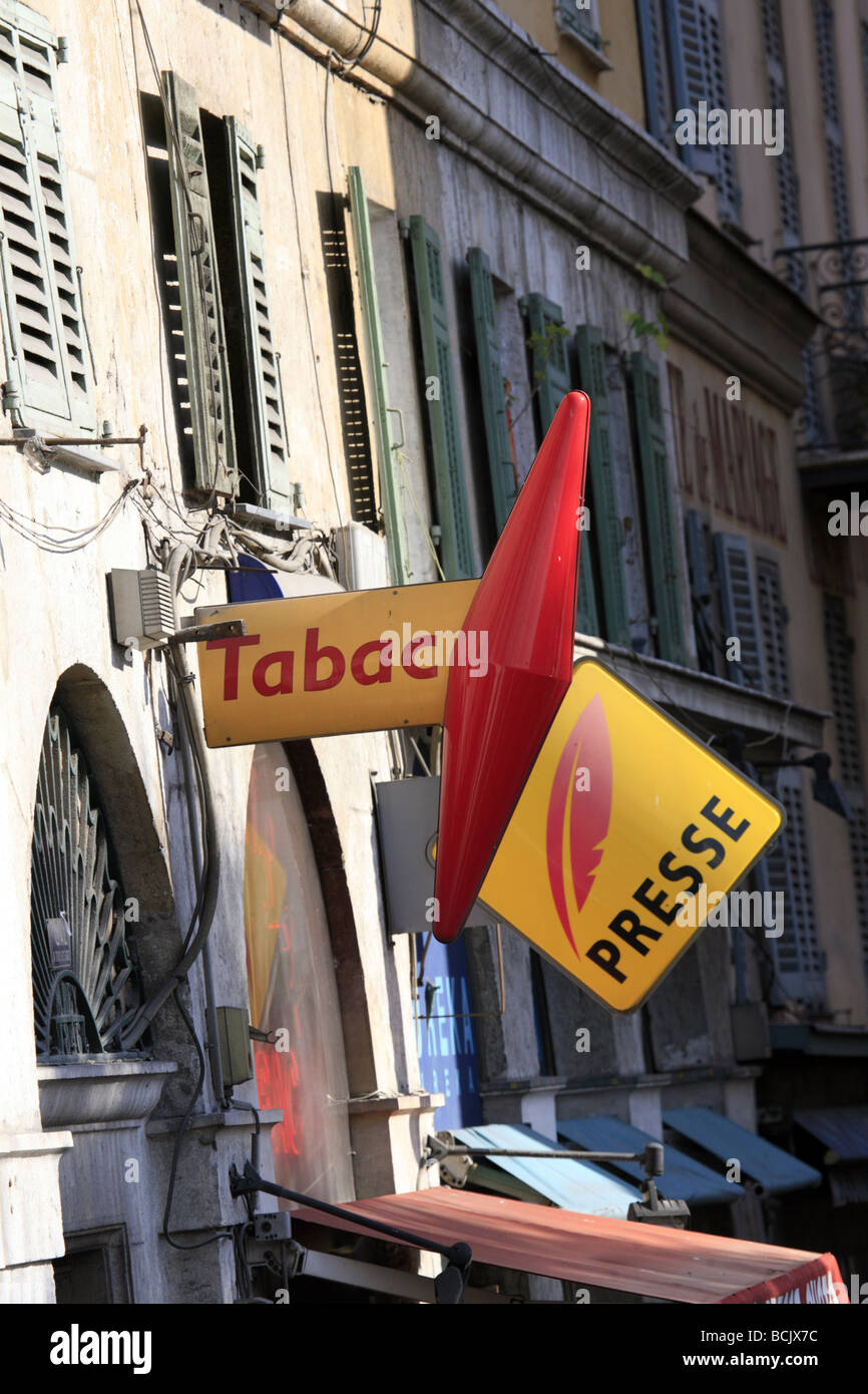 Tabac Presse firmar fuera tobacconist quiosco tienda en Nice Cote d Azur Francia Foto de stock