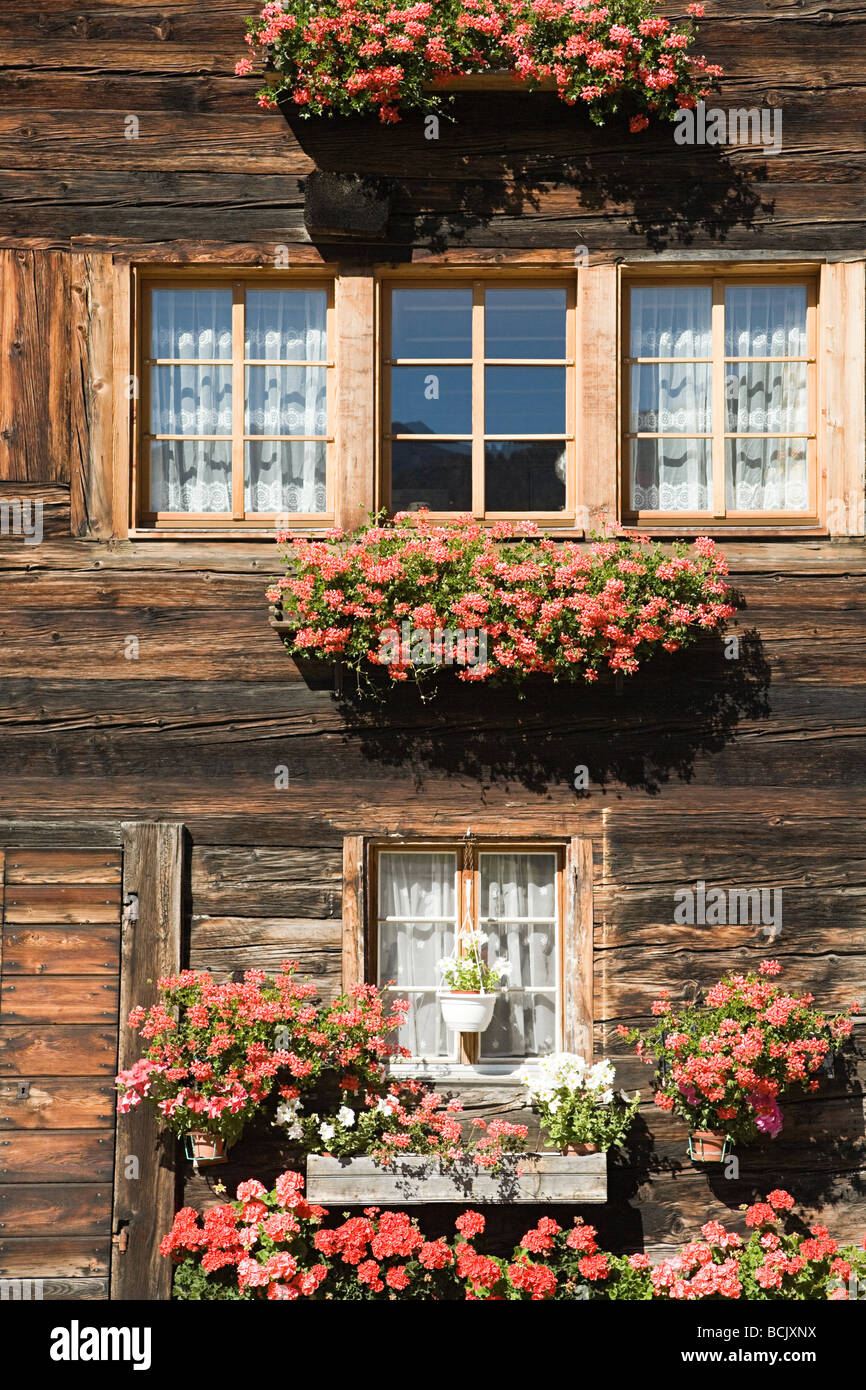 Flores fuera de una casa suiza Foto de stock