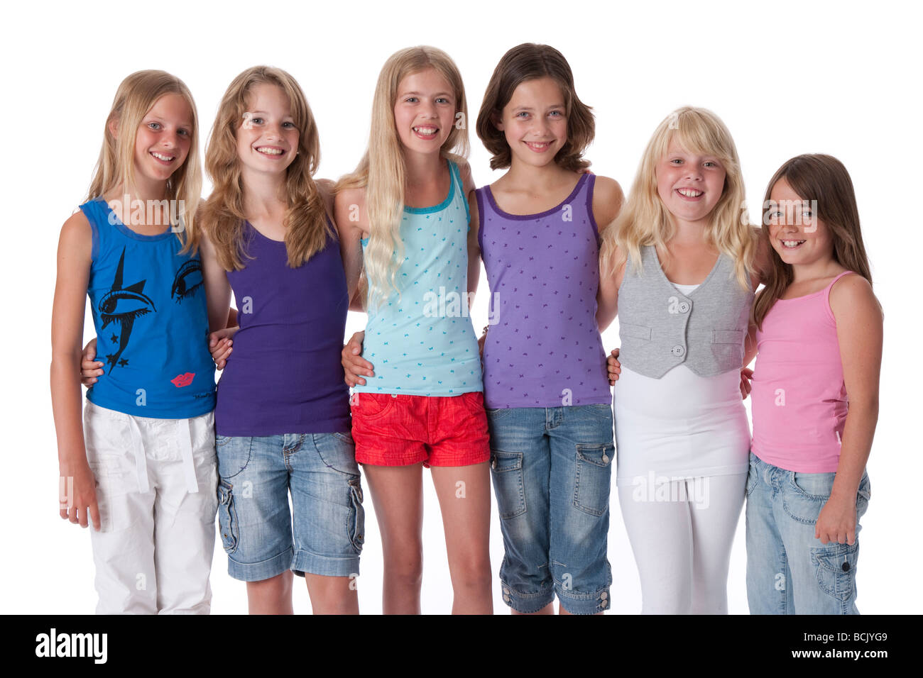 Seis chicas de 10 años en una fila Fotografía de stock - Alamy