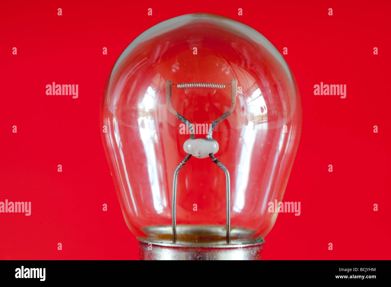Bobina eléctrica de filamento de una pequeña lámpara de 12 voltios Foto de stock