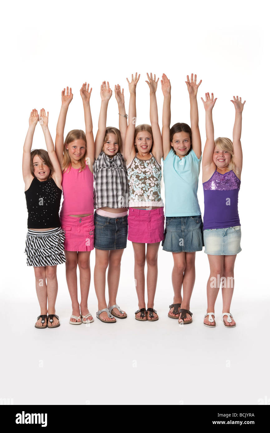 Seis chicas de 10 años en una fila con las manos arriba Fotografía de stock  - Alamy