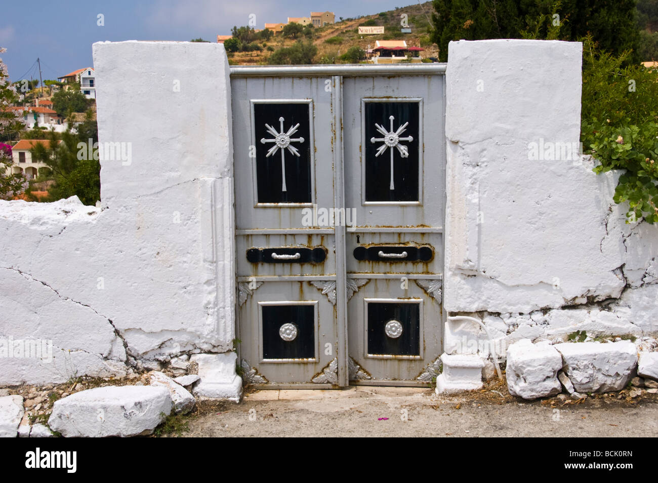 Puertas de entrada al cementerio en la aldea de Assos en la isla griega de Cefalonia, Grecia GR Foto de stock