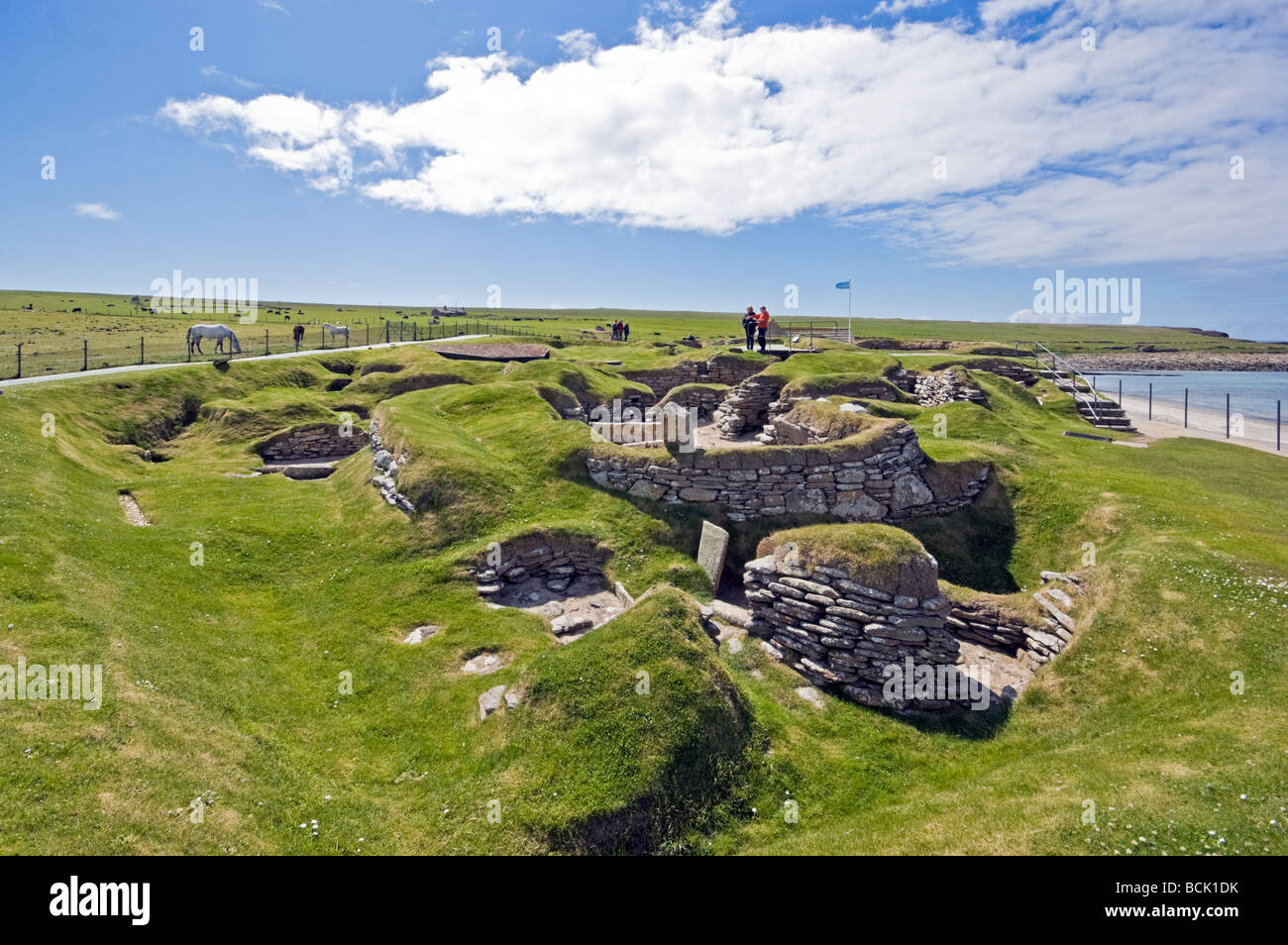 La aldea neolítica de Skara Brae en Orkney Escocia continental con diez casas de la edad de piedra que data de alrededor de 3000 años A.C. Foto de stock