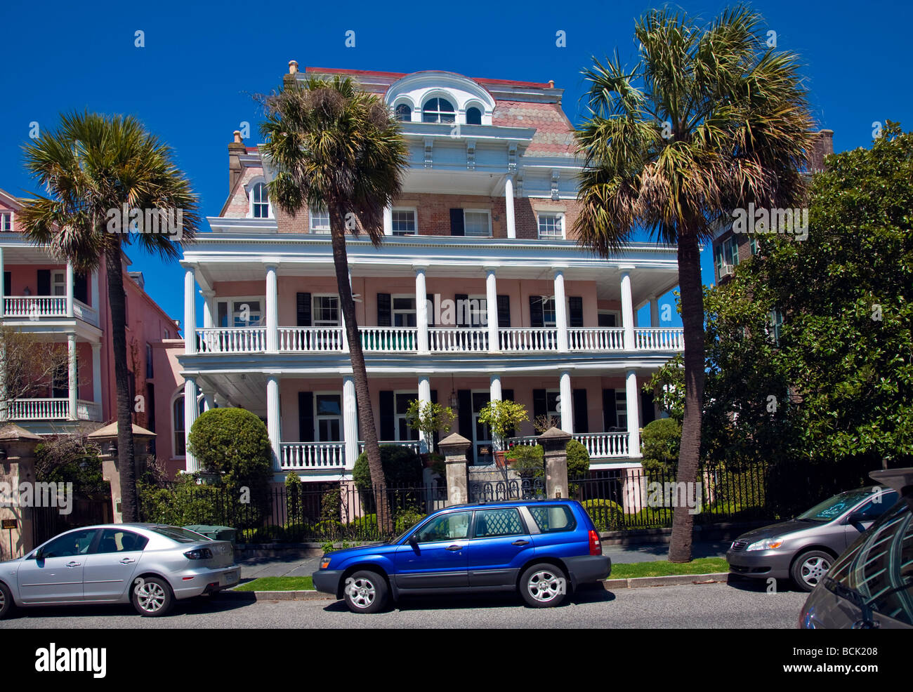 Histórica y majestuosa villa o mansión de estilo victoriano en Charleston, Carolina del Sur, Estados Unidos, América del Norte Foto de stock