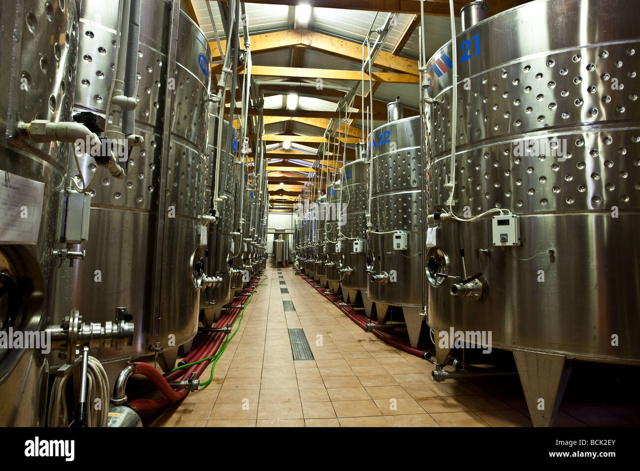 Los tanques de fermentación para la producción de vino Foto de stock