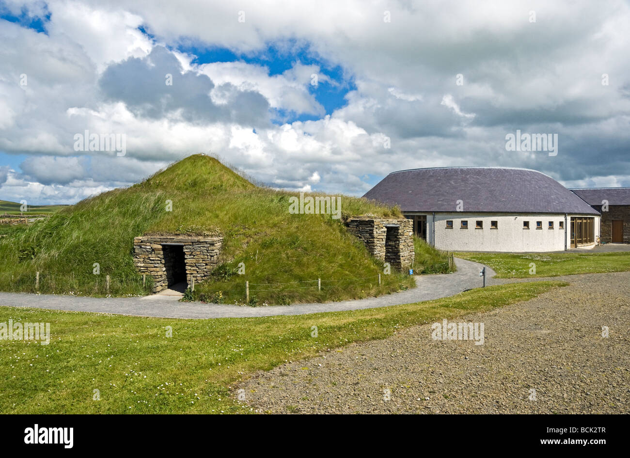 La Skara Brae visitor center y la réplica de la casa de la edad de piedra en las Islas Orcadas de Escocia continental Foto de stock