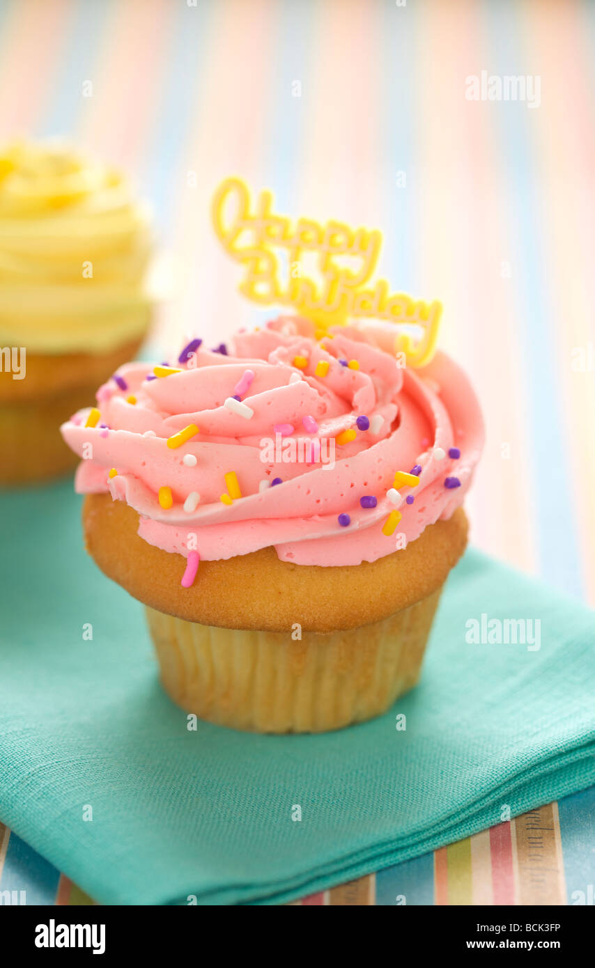 Close-up cupcakes con glaseado y rocía Foto de stock