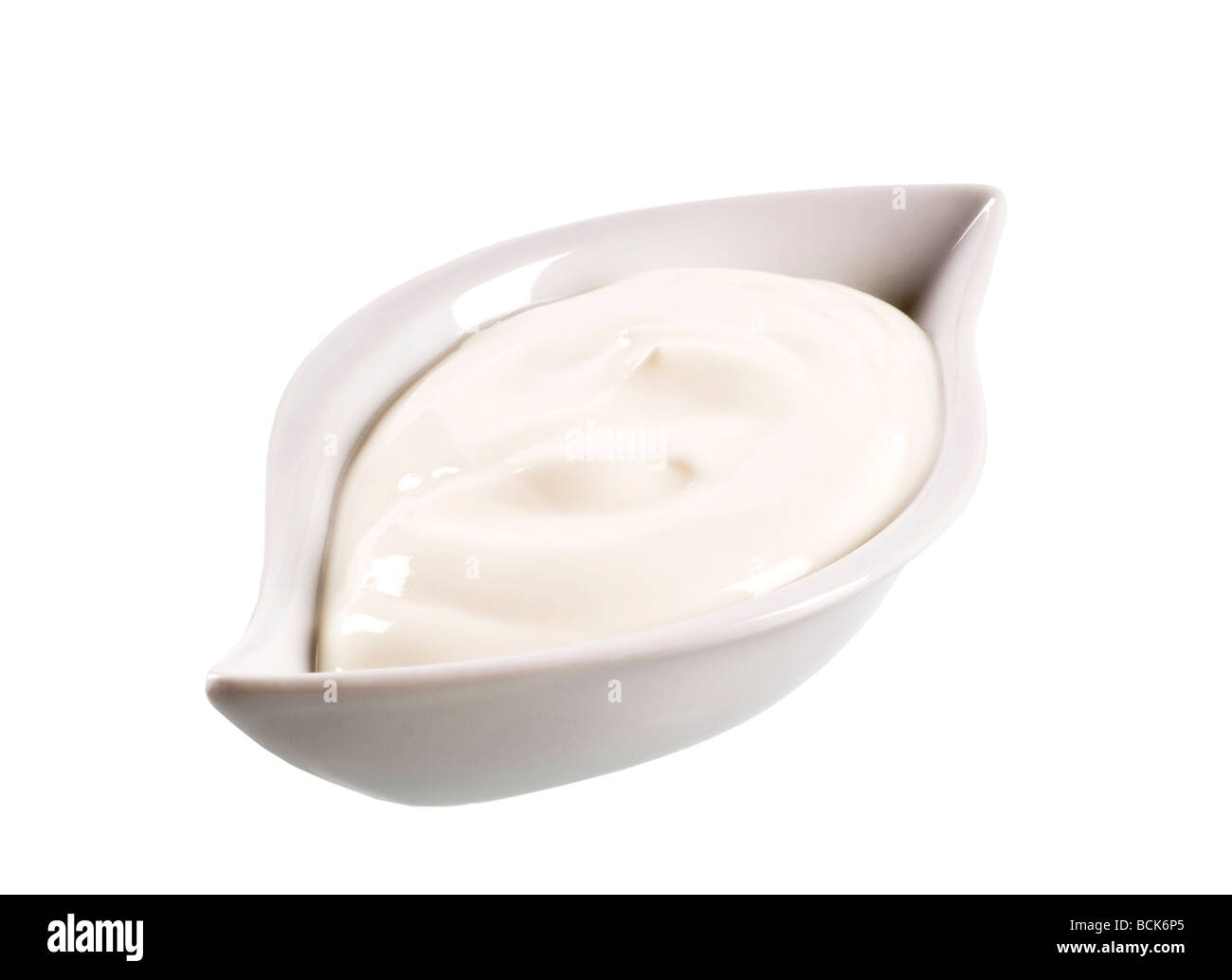 Yogur blanco servido en un elegante recipiente Foto de stock