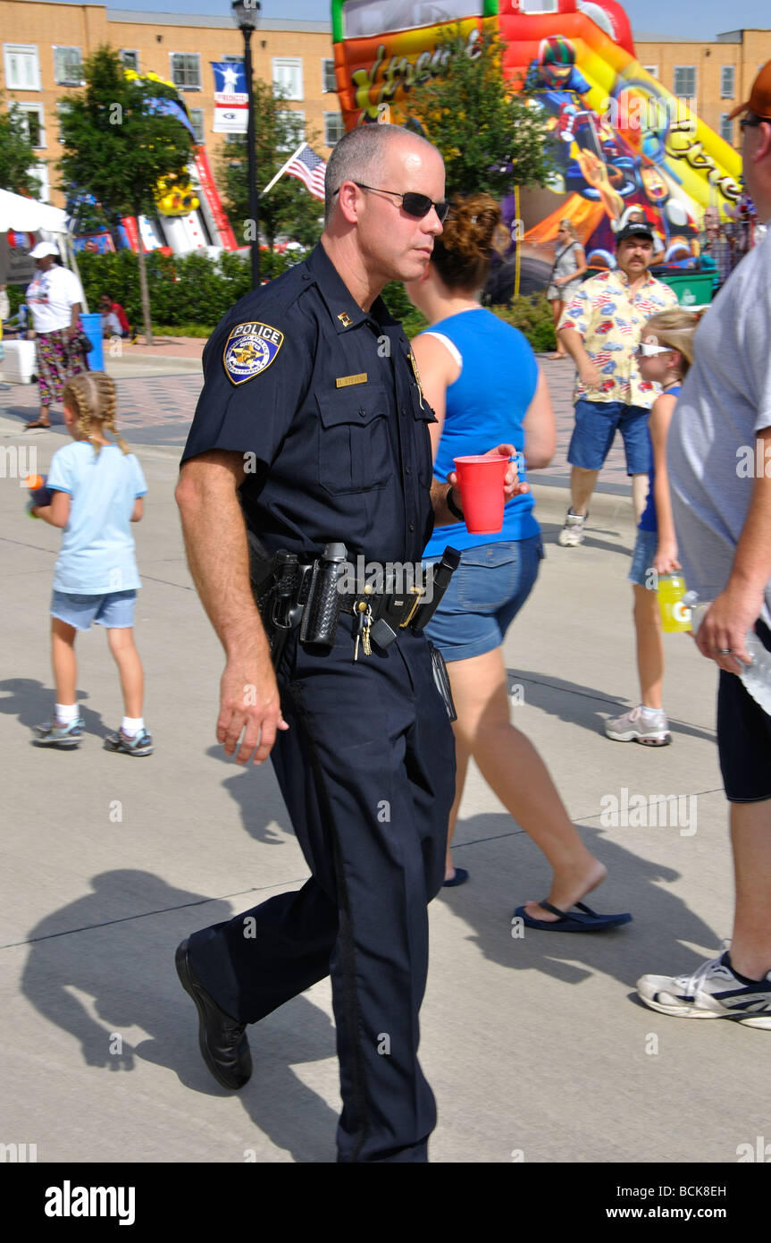 American cop patrullando evento público Foto de stock