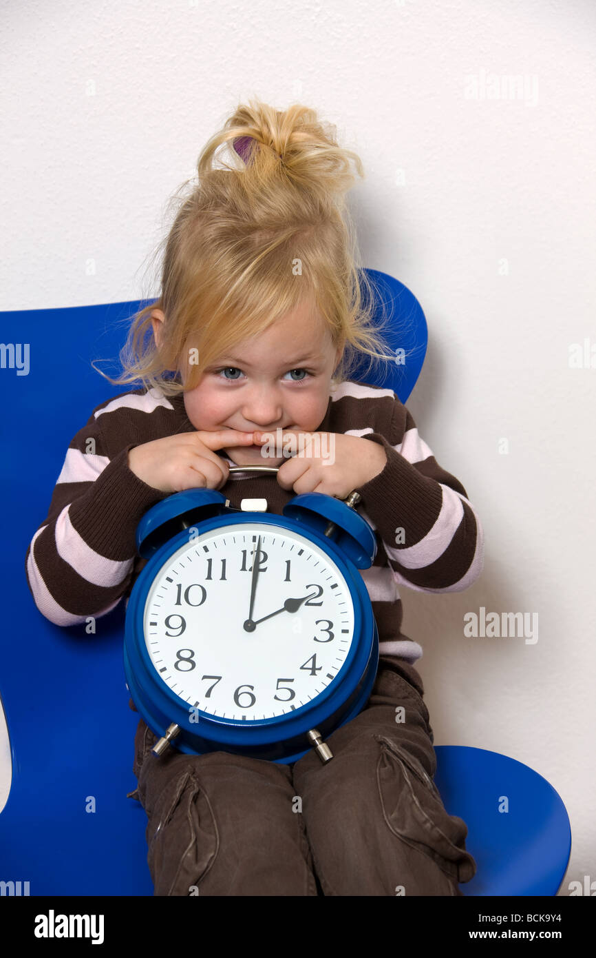 Reloj y niño a cambio de horario de verano Foto de stock