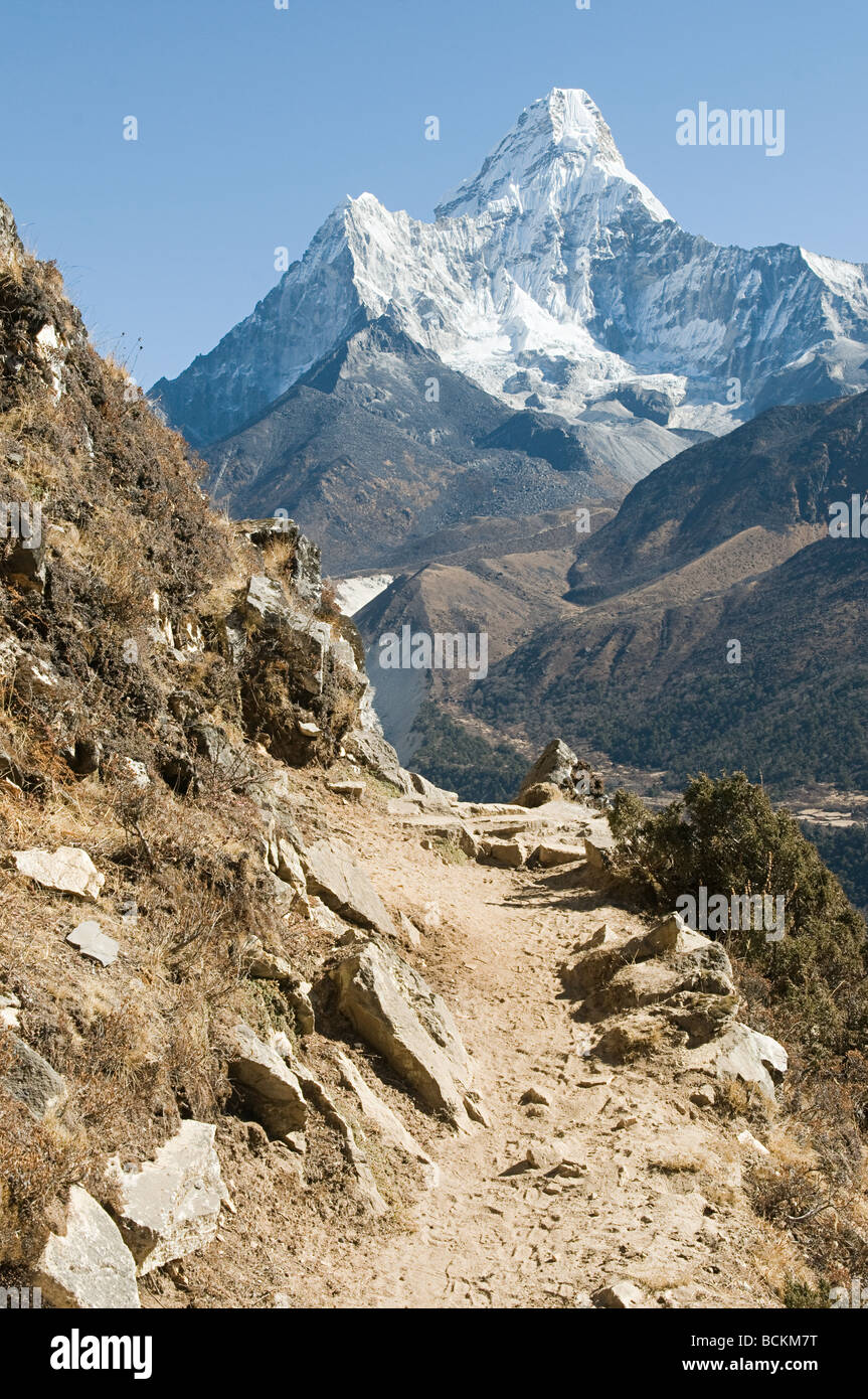 El Ama Dablam, en el Himalaya Foto de stock