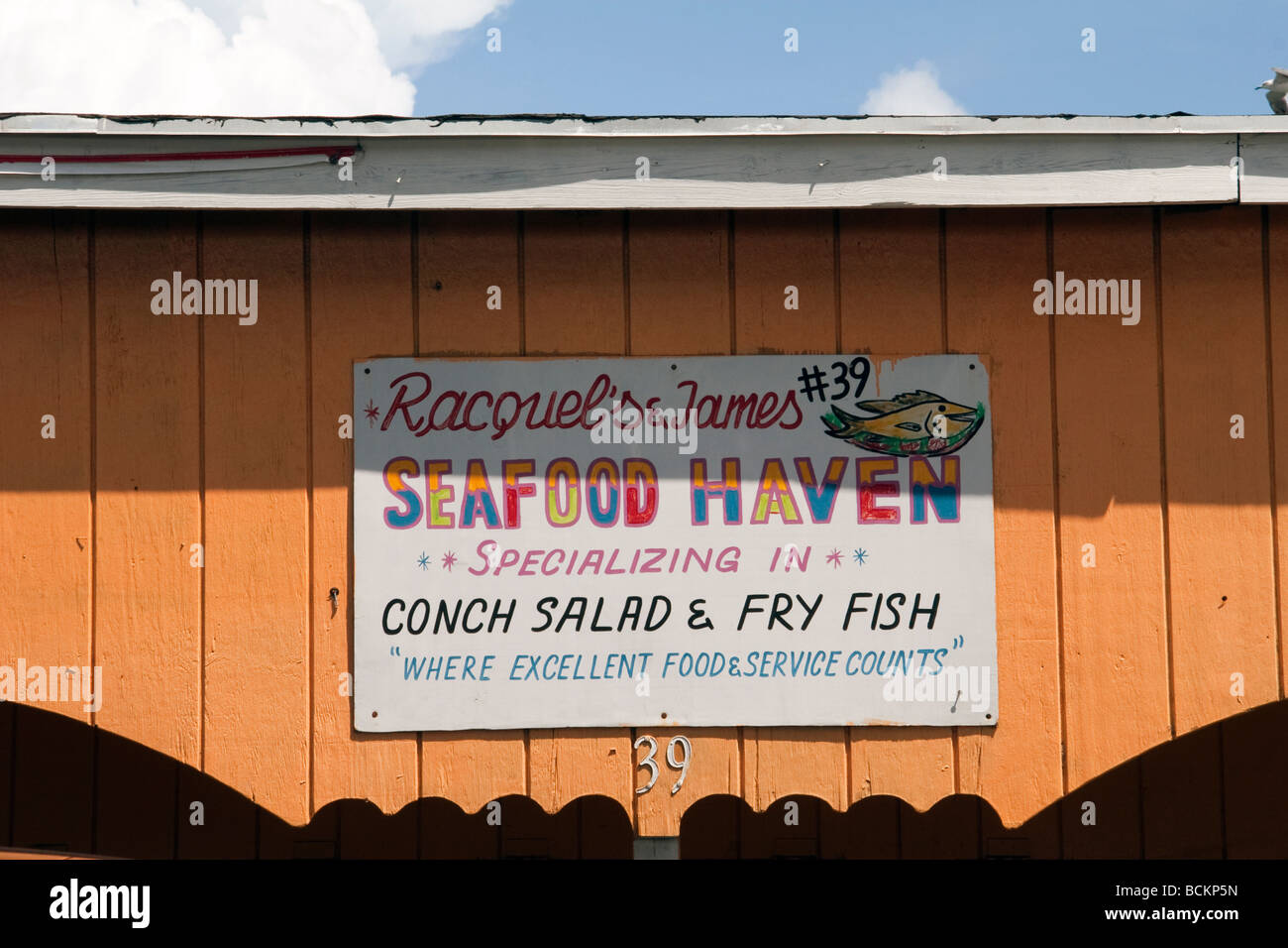 Firmar en un alimento barraca en Potters Cay Nassau, Las Bahamas Foto de stock