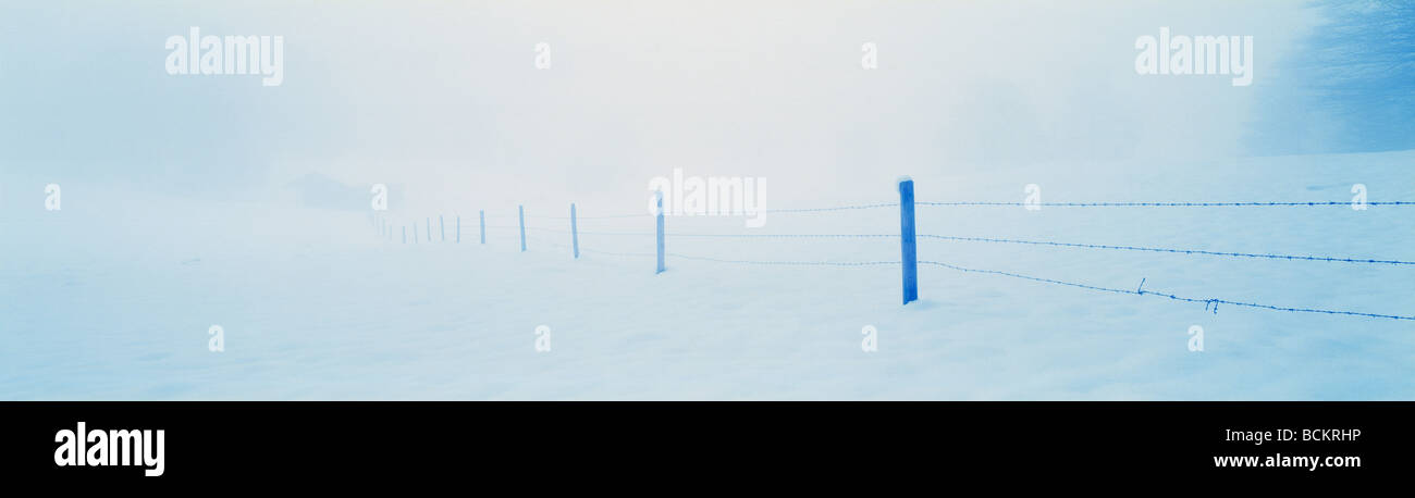 Cerco en el paisaje cubierto de nieve, vistas panorámicas Foto de stock