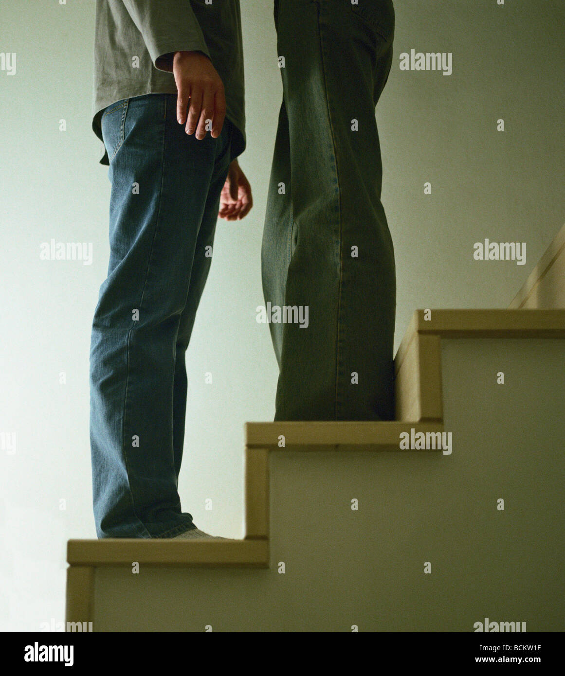 Pareja en las escaleras, sección inferior Foto de stock