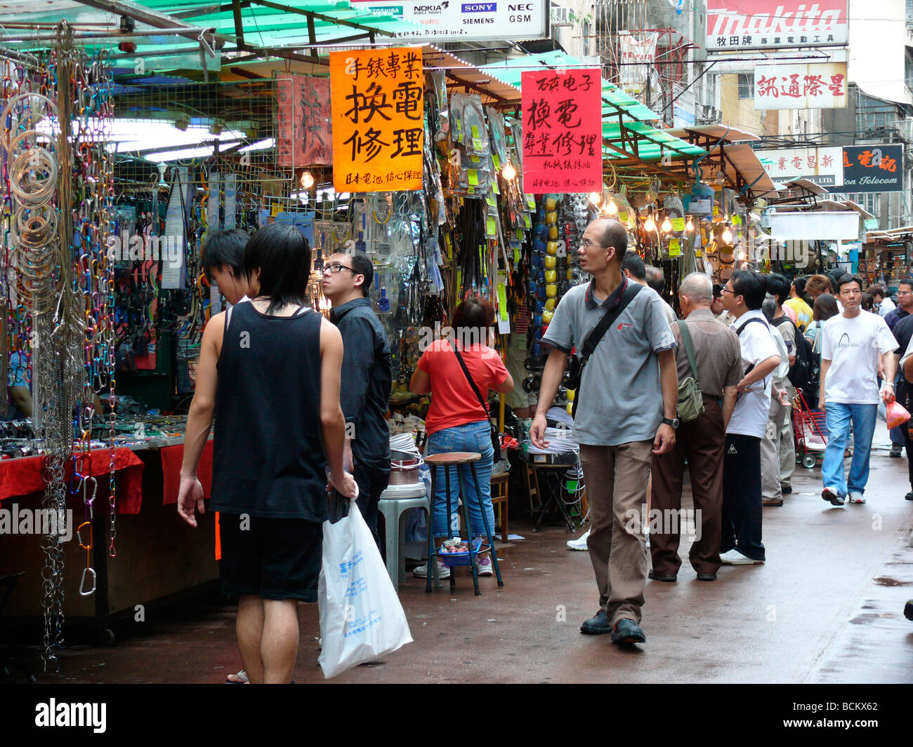 China Hong Kong Kowloon famoso mercadillo Apliu street en Sham Shui Po district Foto de stock